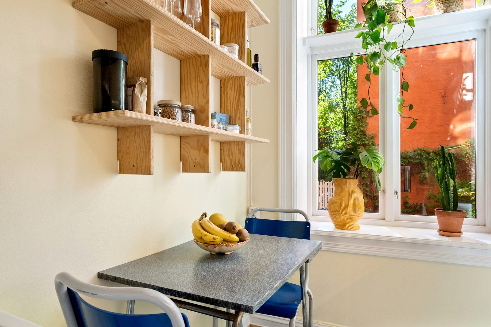 Rett utenfor finner man en rolig og grønn bakgård. Galleribilde