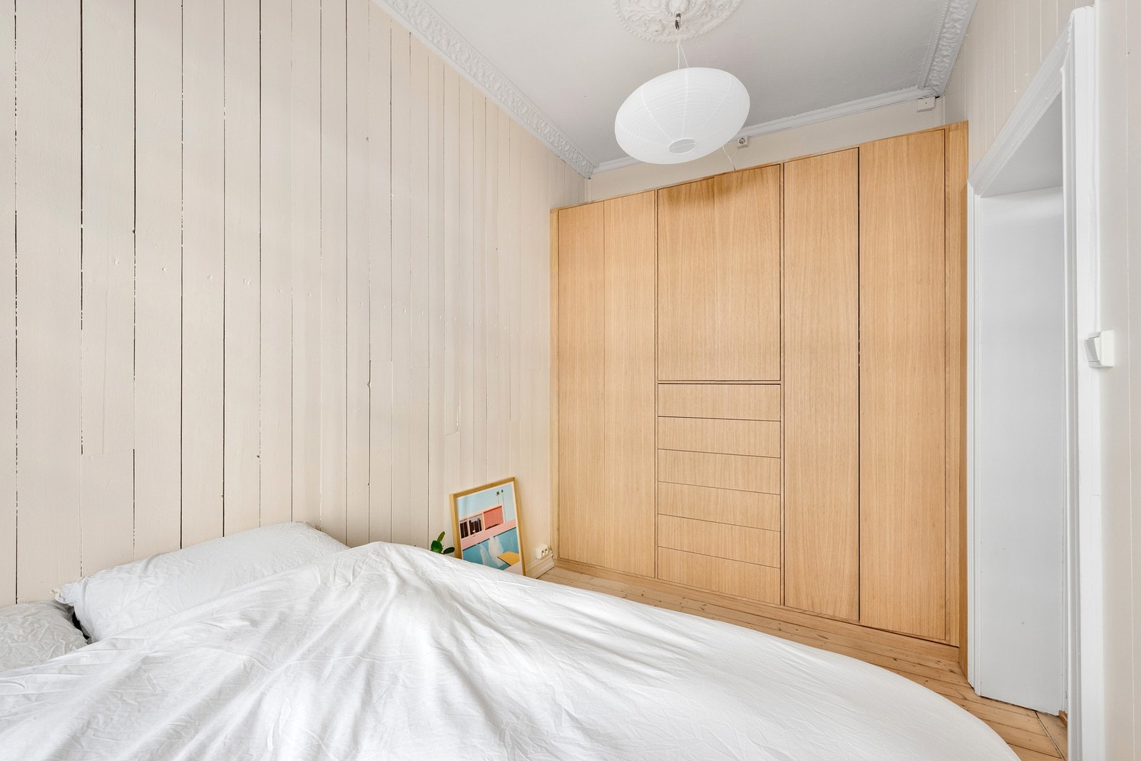 På soverommet er det originale tregulv, mens veggene med trepanel tilfører rommet karakter og en lun følelsen Galleribilde