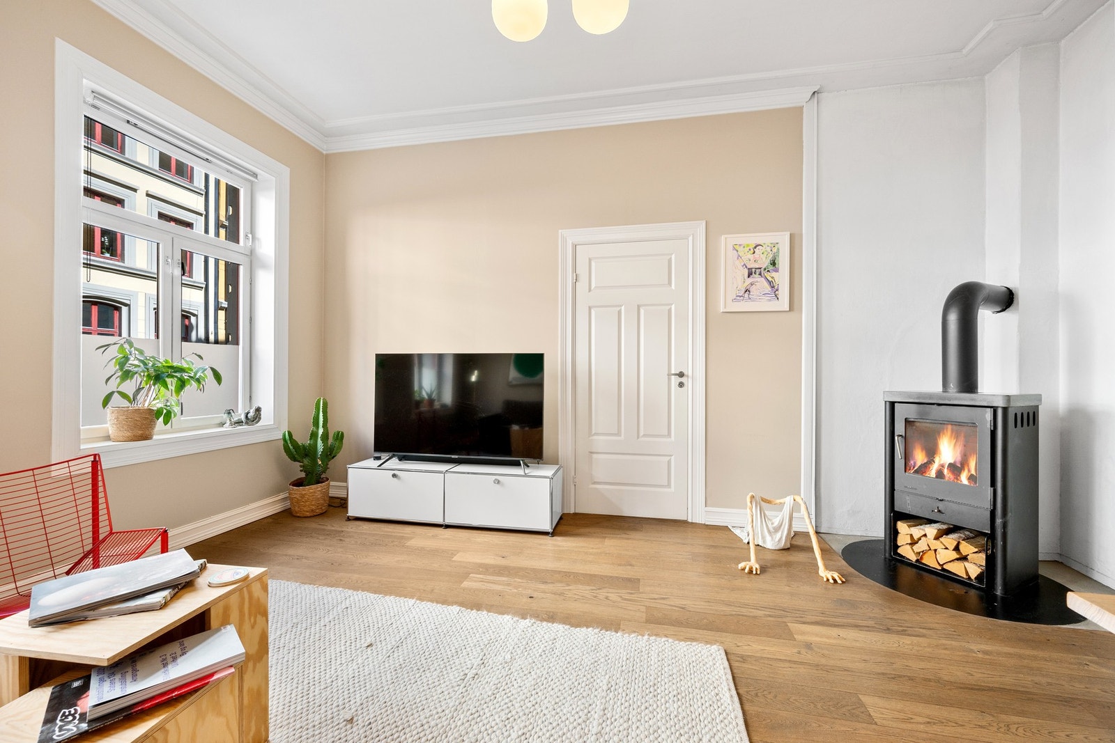 De store vindusflatene slipper inn rikelig med naturlig lys og skaper en luftig atmosfære, mens den generøse takhøyden gir en følelse av romslighet. Galleribilde