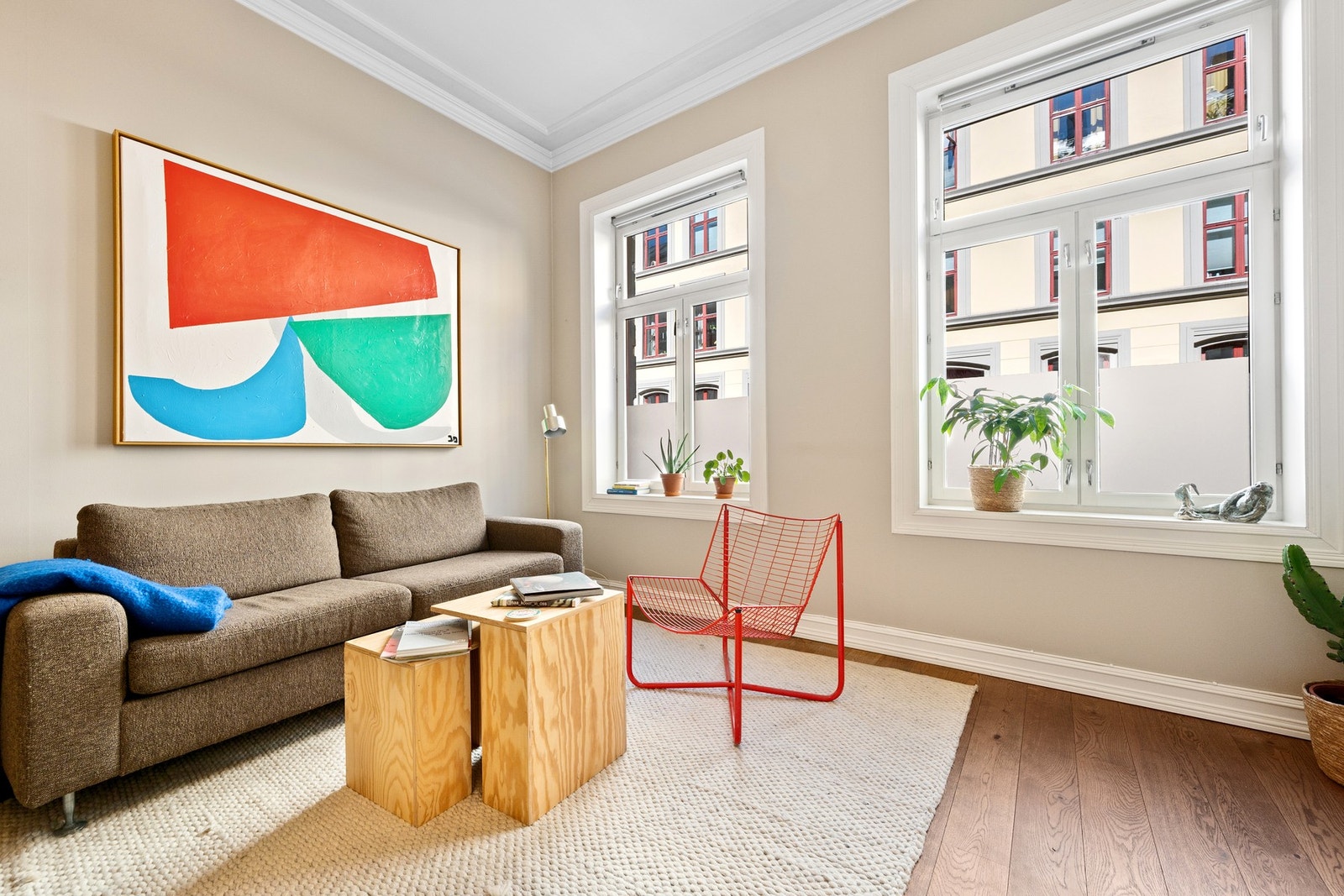 Leiligheten ligger i første etasje og inneholder entré, kjøkken, stue, baderom, wc og soverom.
Det er også varmekabler i gulv. Galleribilde