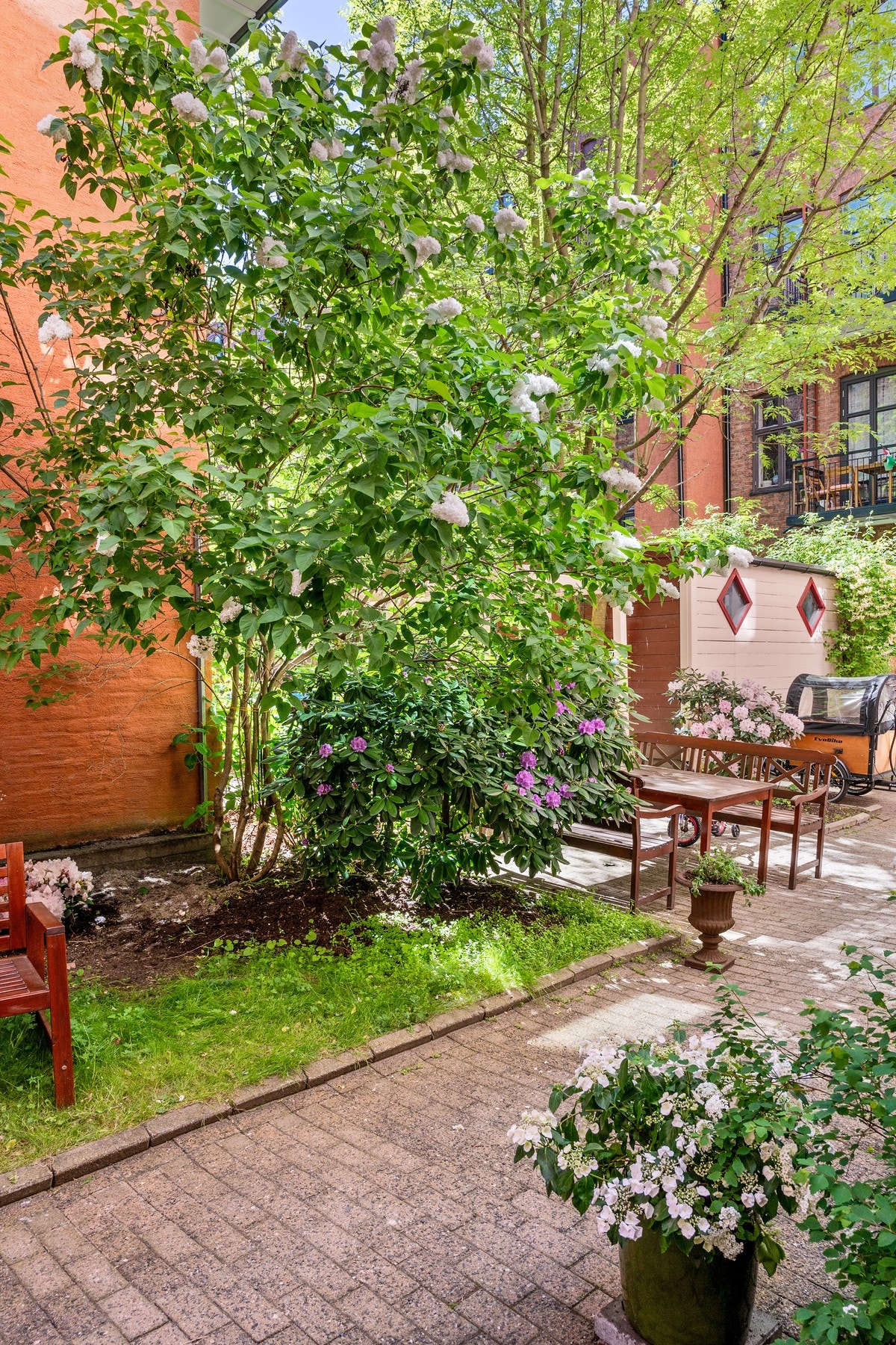 Her kan man nyte rolige omgivelser i grønne og trivelige utearealer, perfekt for avslapning og sosiale sammenkomster. Galleribilde