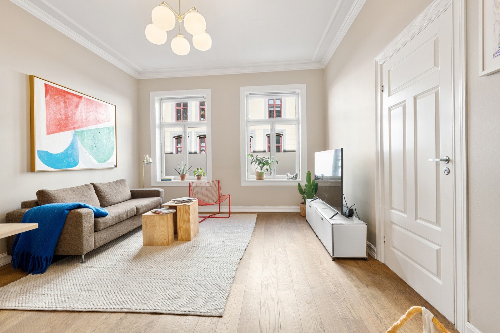 Stuen kombinerer komfort og funksjonalitet med en gjennomtenkt planløsning som gir rom for både avslapning og måltider. Galleribilde