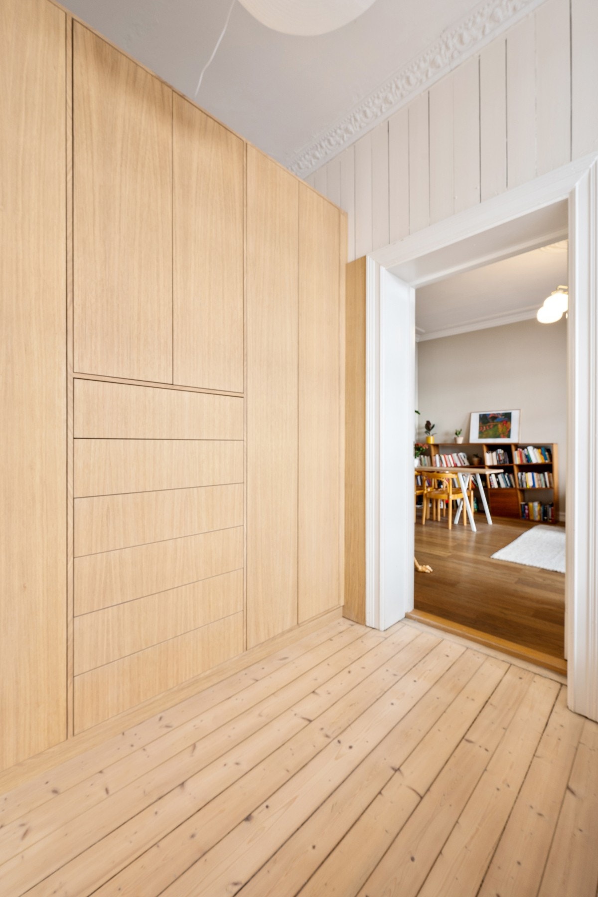 Praktisk garderobeløsning av heltre eik, utført av møbelsnekker. Her har du rikelig med oppbevaringsplass Galleribilde