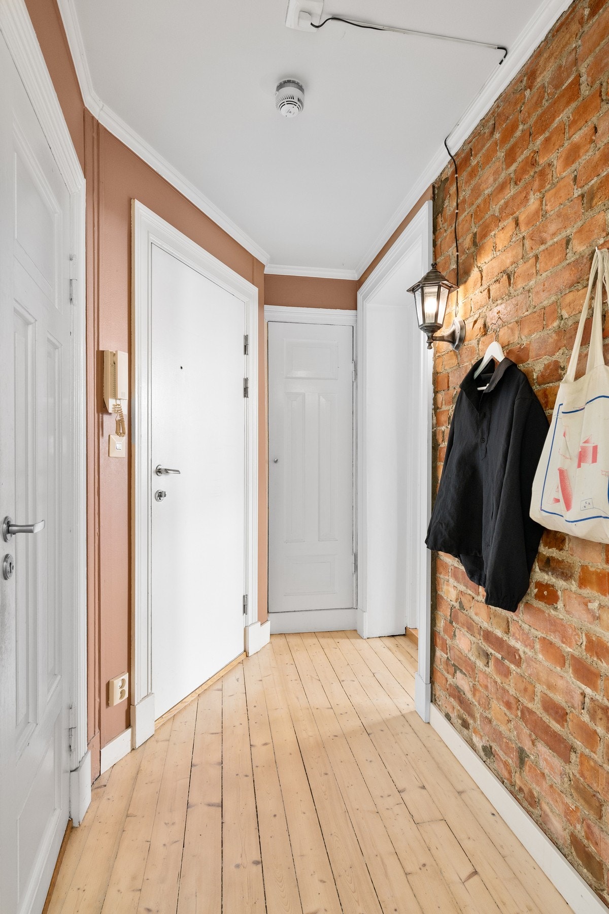 Entreen ønsker deg velkommen med et elegant uttrykk med flotte originale tregulv. Galleribilde