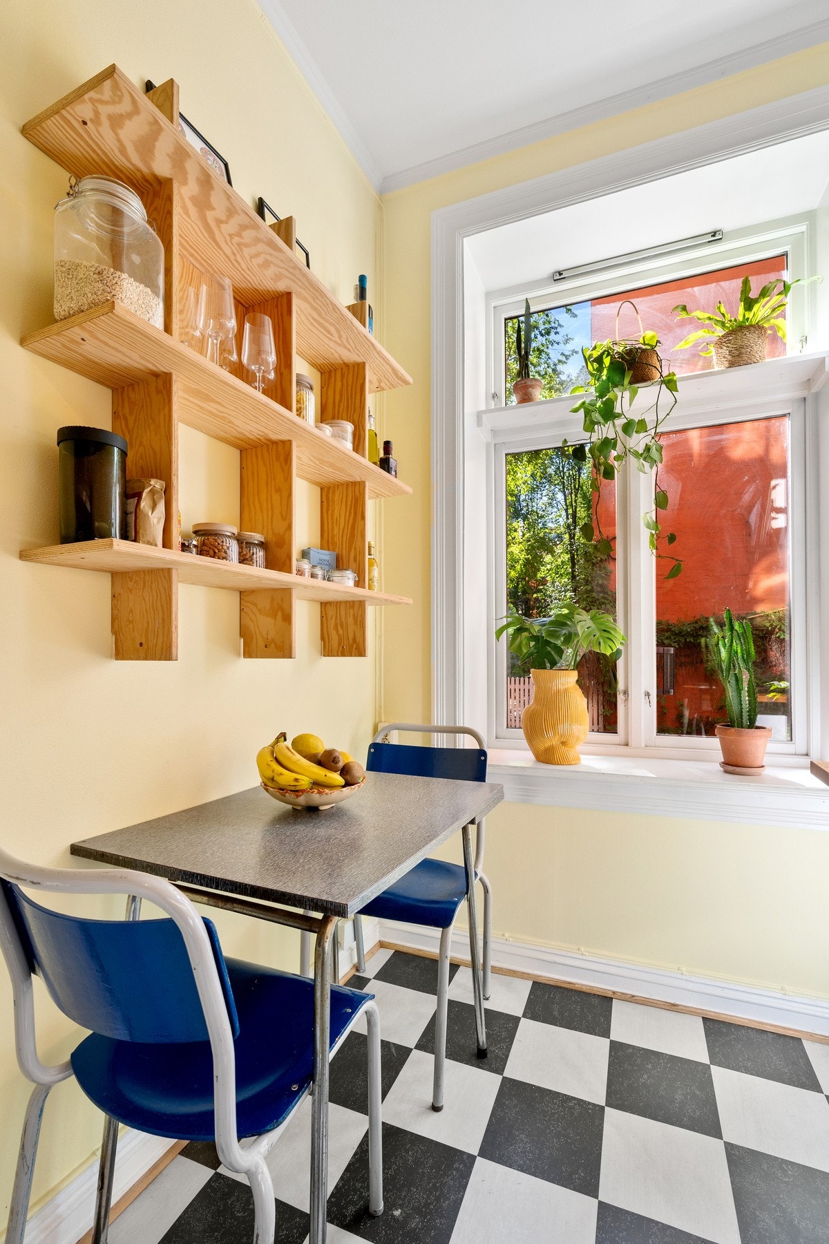 Separat kjøkken gir en tydelig avgrensning mellom matlagingsområdet og resten av boligen, noe som skaper en praktisk hverdag. Galleribilde