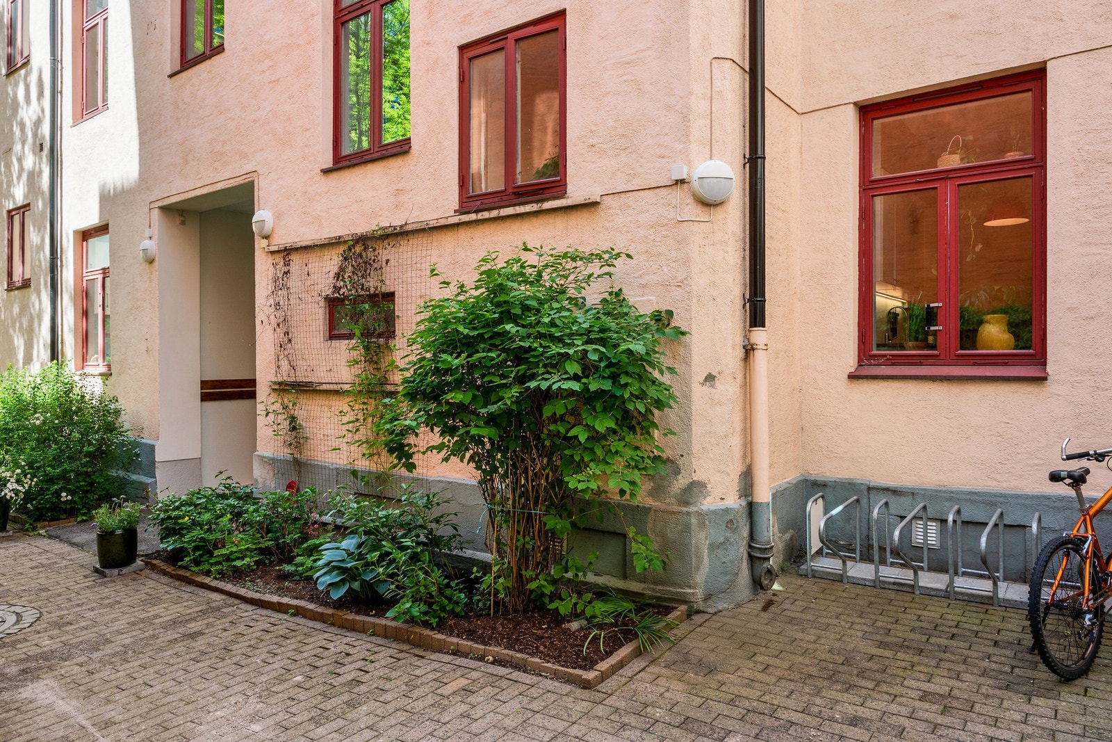 Leilighetens internbeliggenhet oppleves som stille og tilbaketrukket. Galleribilde