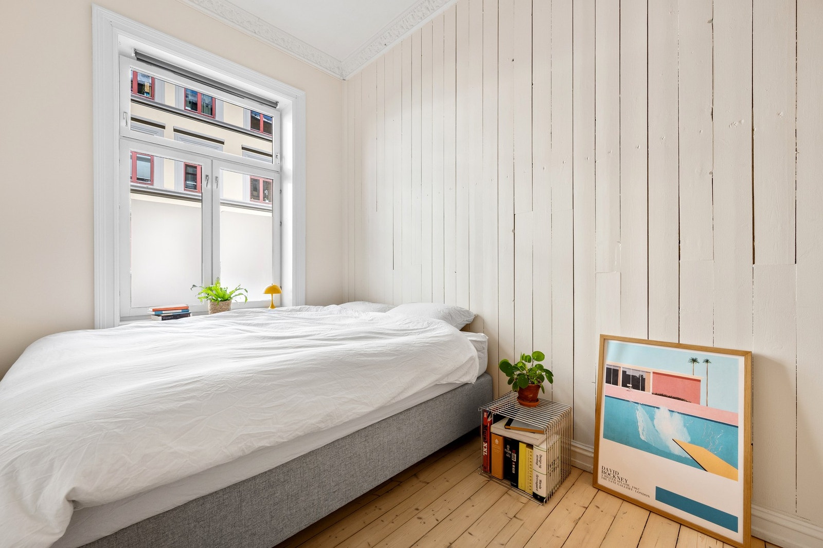 Soverommet har en varm og koselig atmosfære med god plass til en dobbeltseng, tilhørende nattbord og kommode. Galleribilde