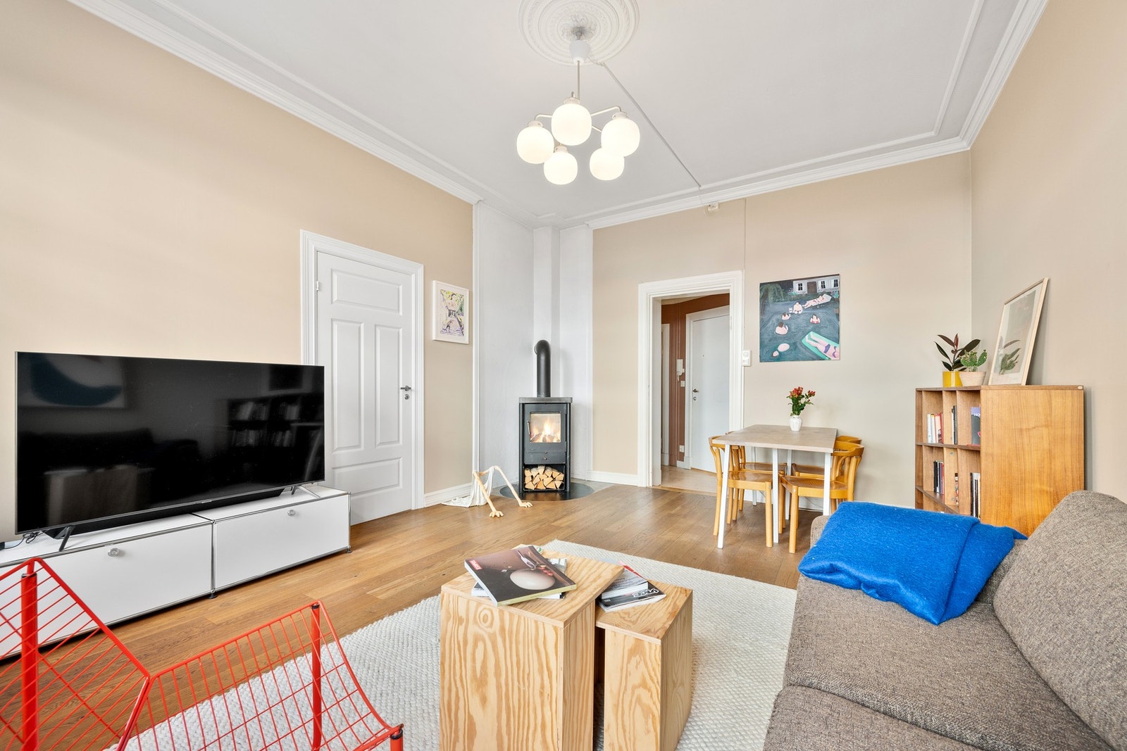 I stuen er det nesten 3 meter fra gulv til tak. Galleribilde