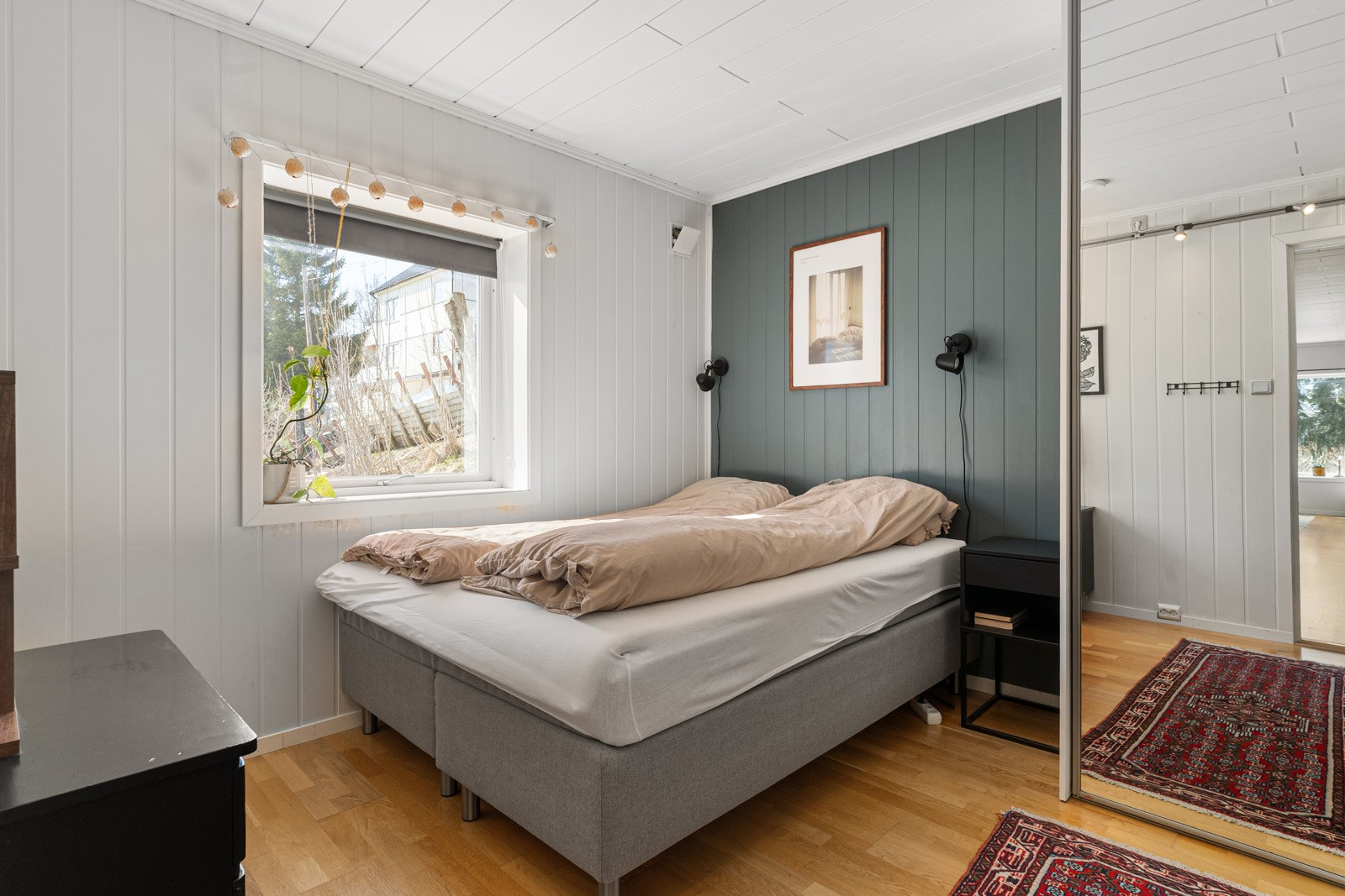 Romslig soverom med garderobeskap