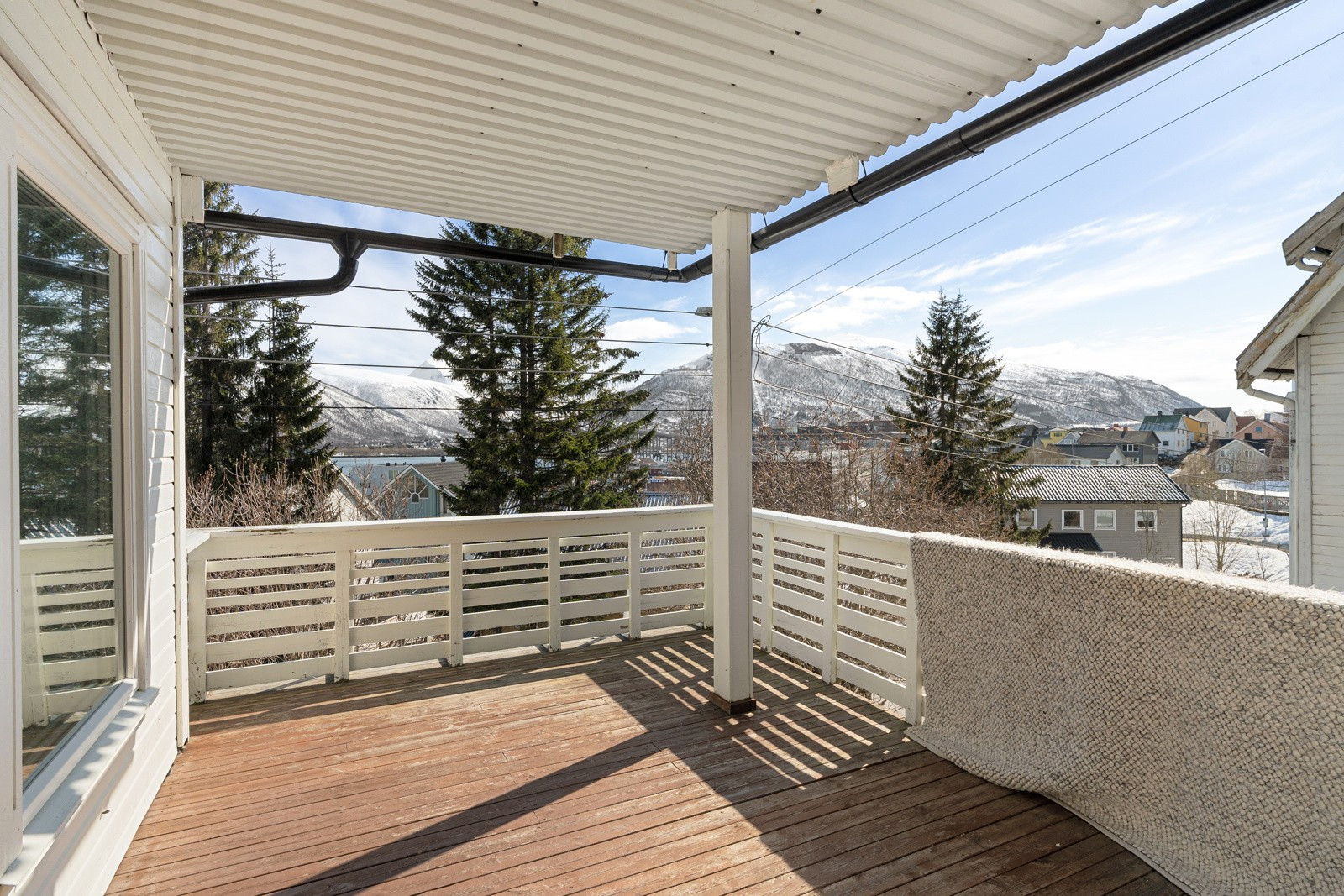 Stor overbygget terrasse med god plass til utemøbler. Flott utsikt mot fastlandet!