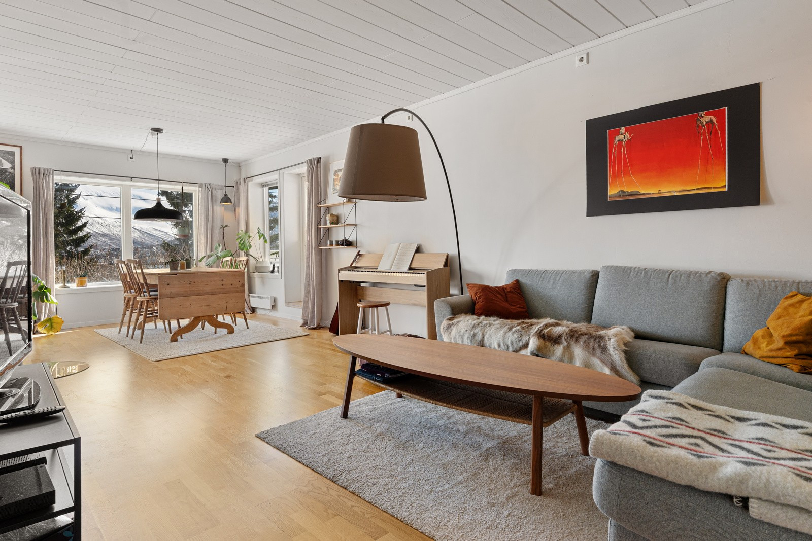 Romslig stue, med god plass til både sofa og spisegruppe.