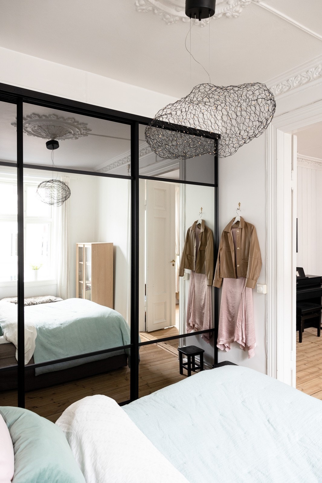 Stor skyvedørsgarderobe for klesoppbevaring Galleribilde