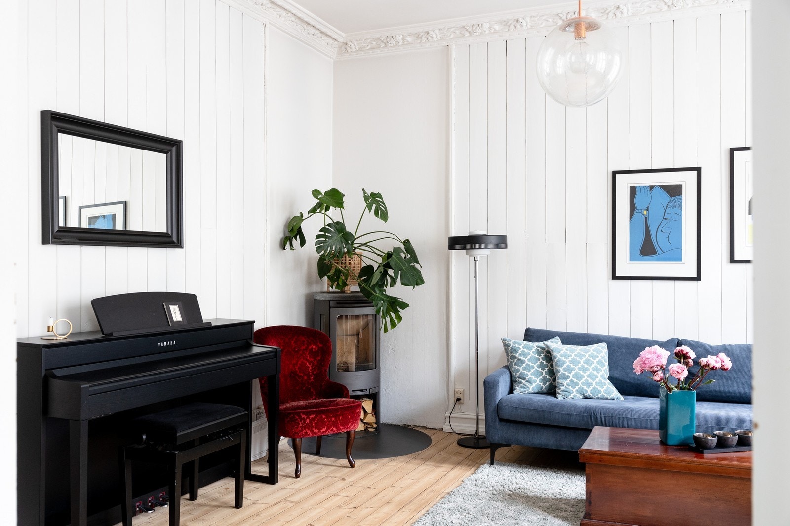 Stuen har peisovn for kalde vinterdager Galleribilde