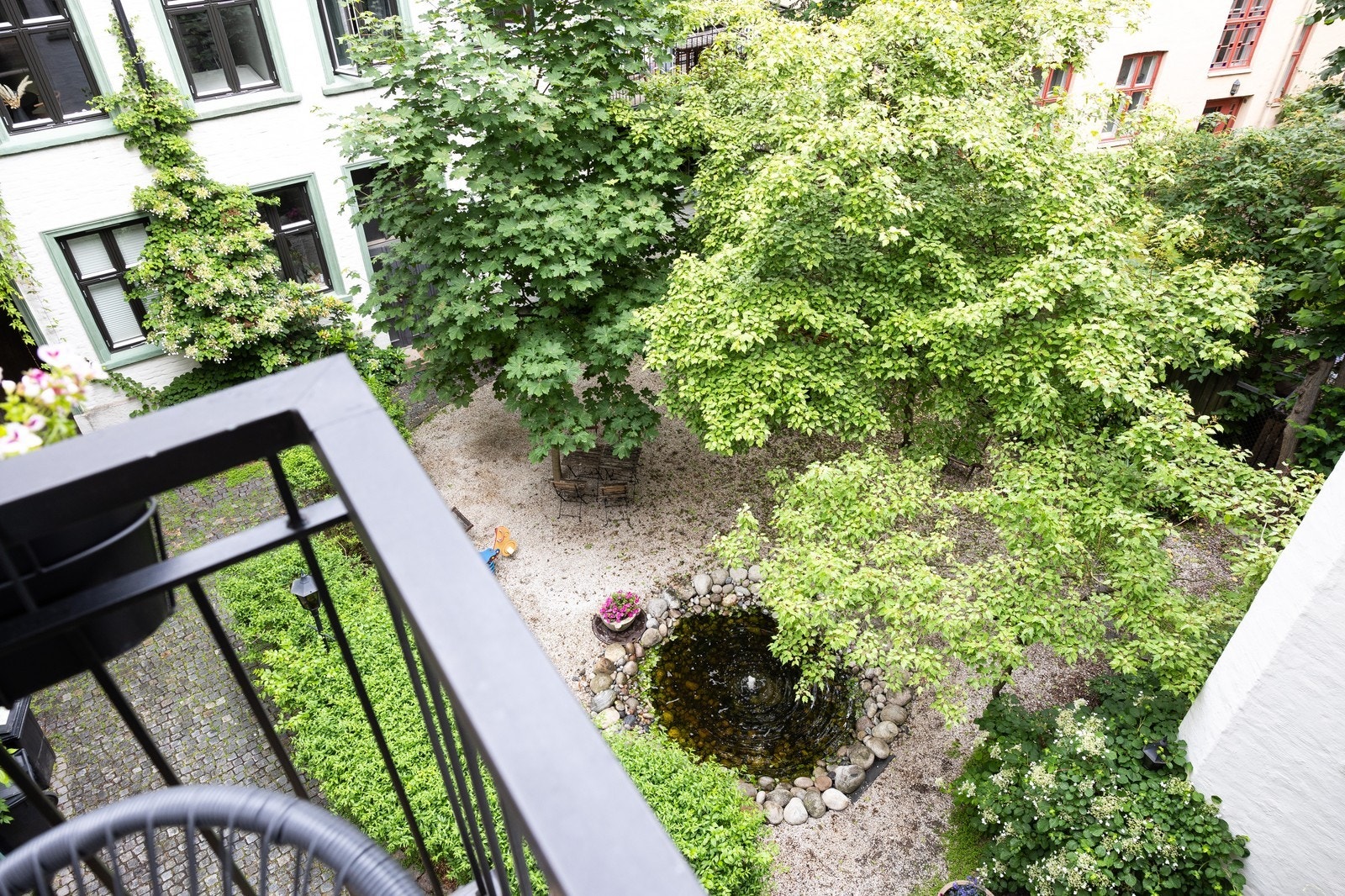 Bakgården har en koselig fontene som gir en avslappende stemning Galleribilde