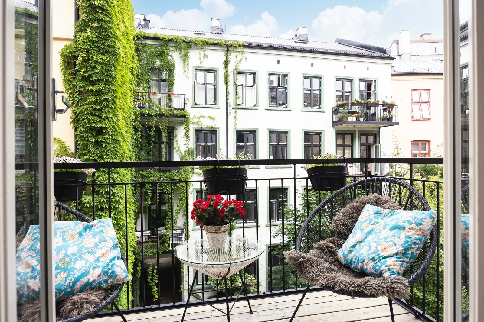 Solrik balkong vendt mot stille bakgård Galleribilde