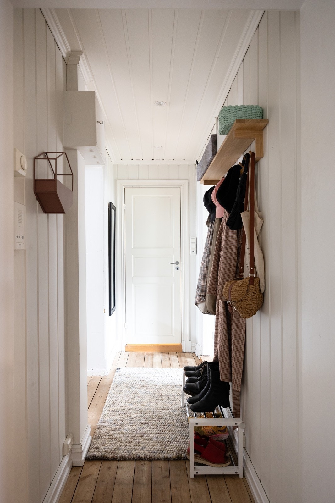 Entré med knagger for klesoppbevaring Galleribilde