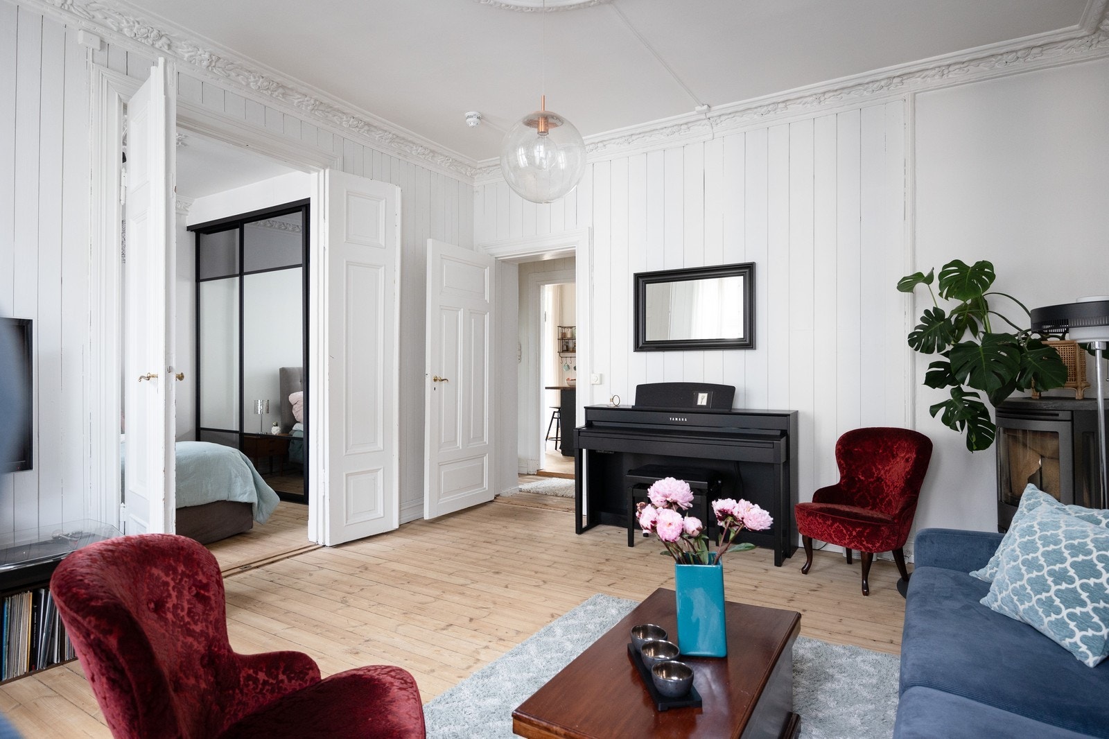 Stuen har stukkatur og rosett i himlingen Galleribilde