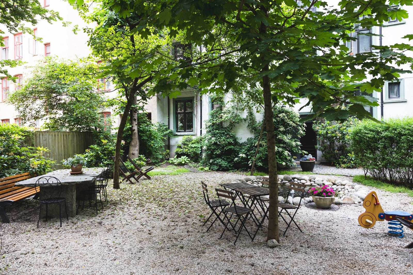 Idyllisk bakgård skjermet for trafikkstøy Galleribilde