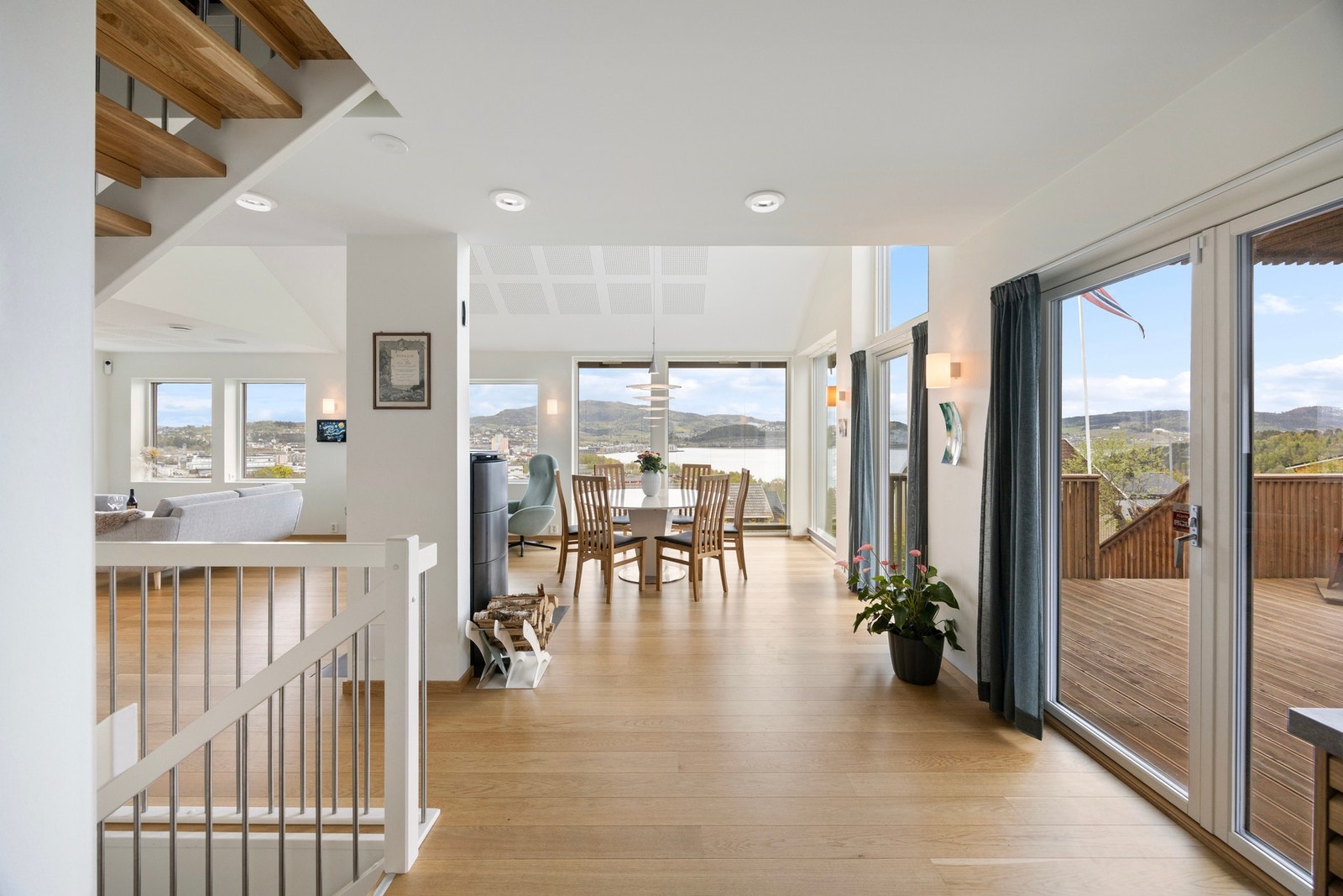 Den åpne løsningen mellom kjøkken og stue gir en svært sosial og god atmosfære Galleribilde