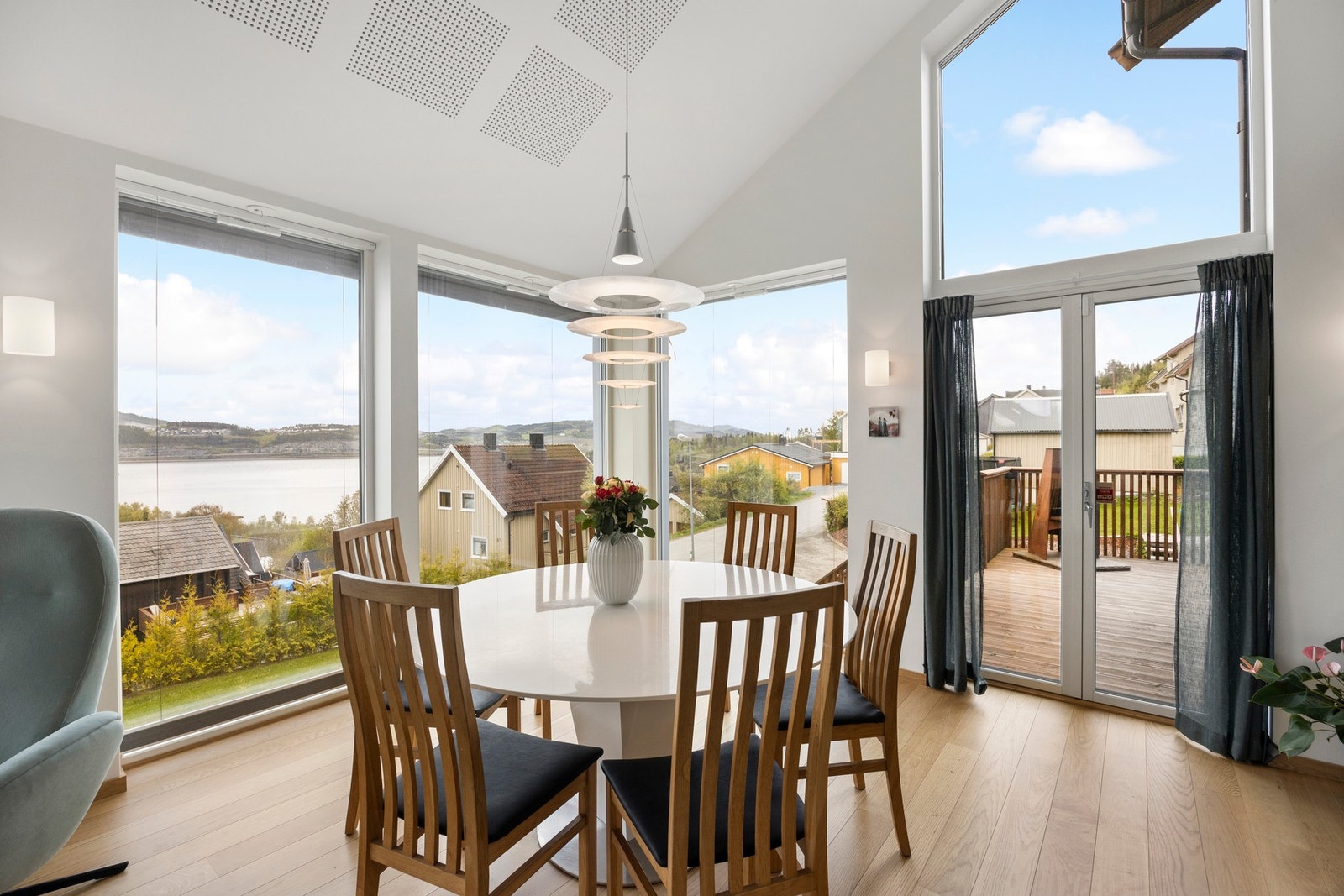 Ved middagsbordet kan man nyte vakker utsikt samtidig som måltidet inntas. Galleribilde