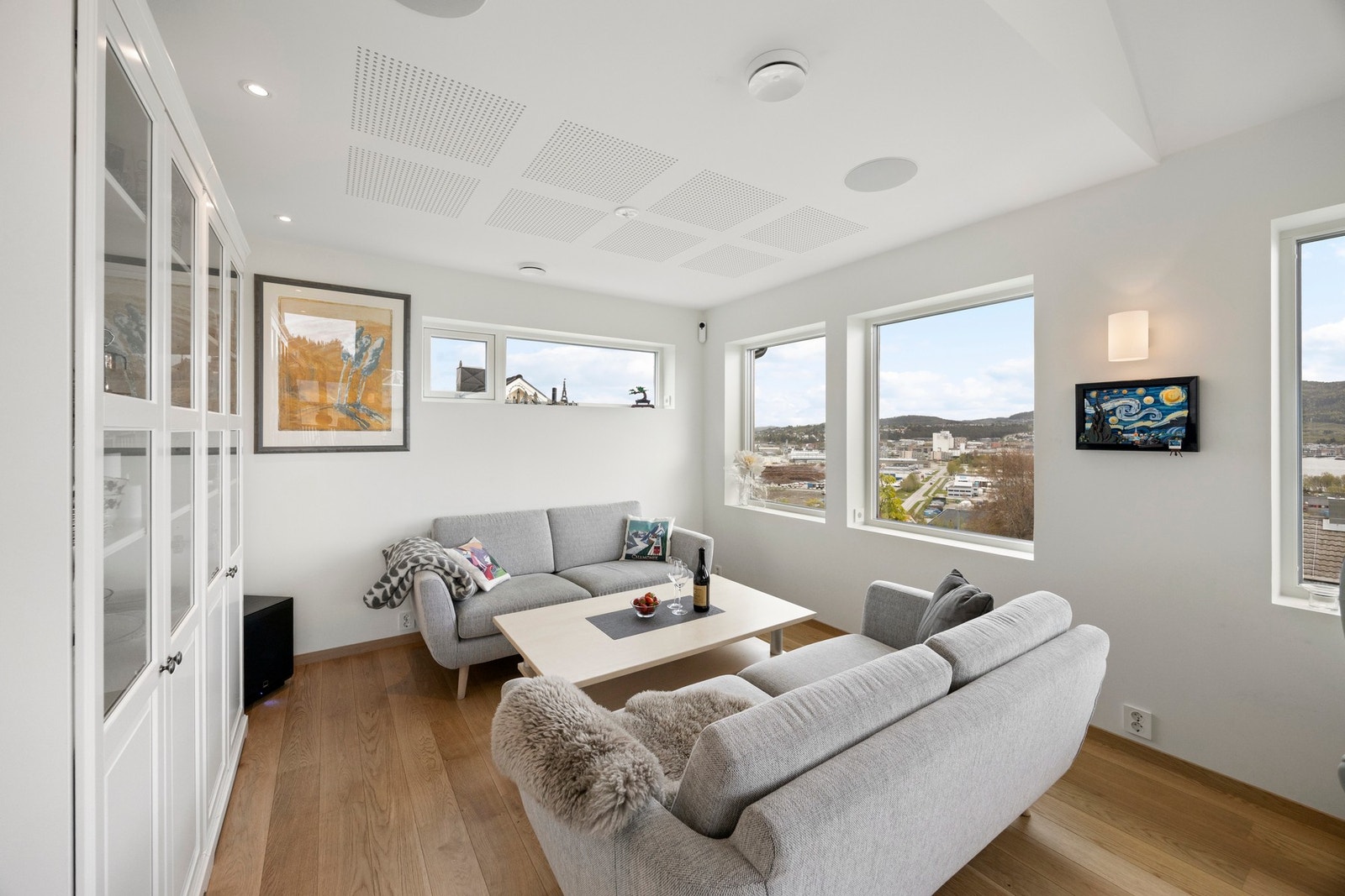 Også stuen har en gjennomført lyssetting. Galleribilde