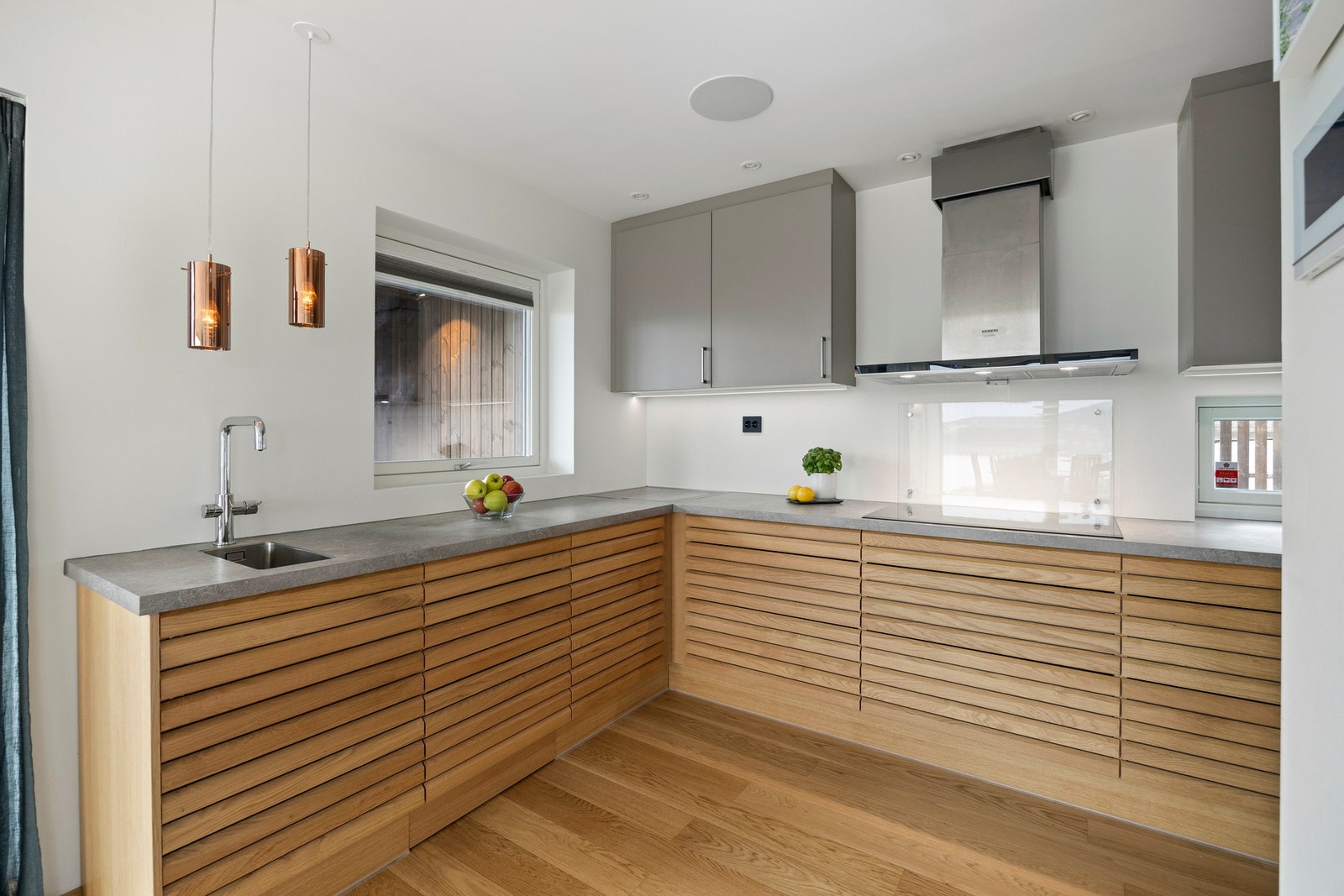 Det er integrert platetopp, stekeovn, 2 kjøl-/fryseskap, samt system for kullsyre og kaldtvann Galleribilde