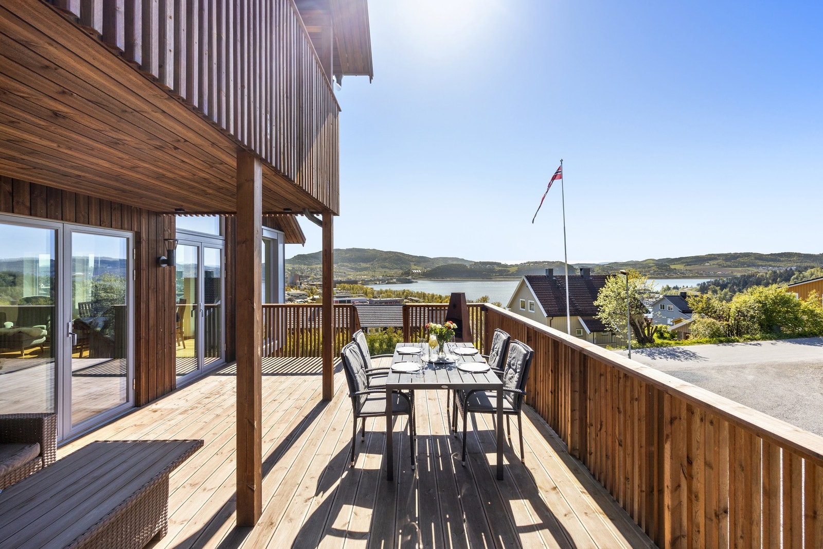 Fra stuen er det utgang til terrasse på 31 kvm. Galleribilde