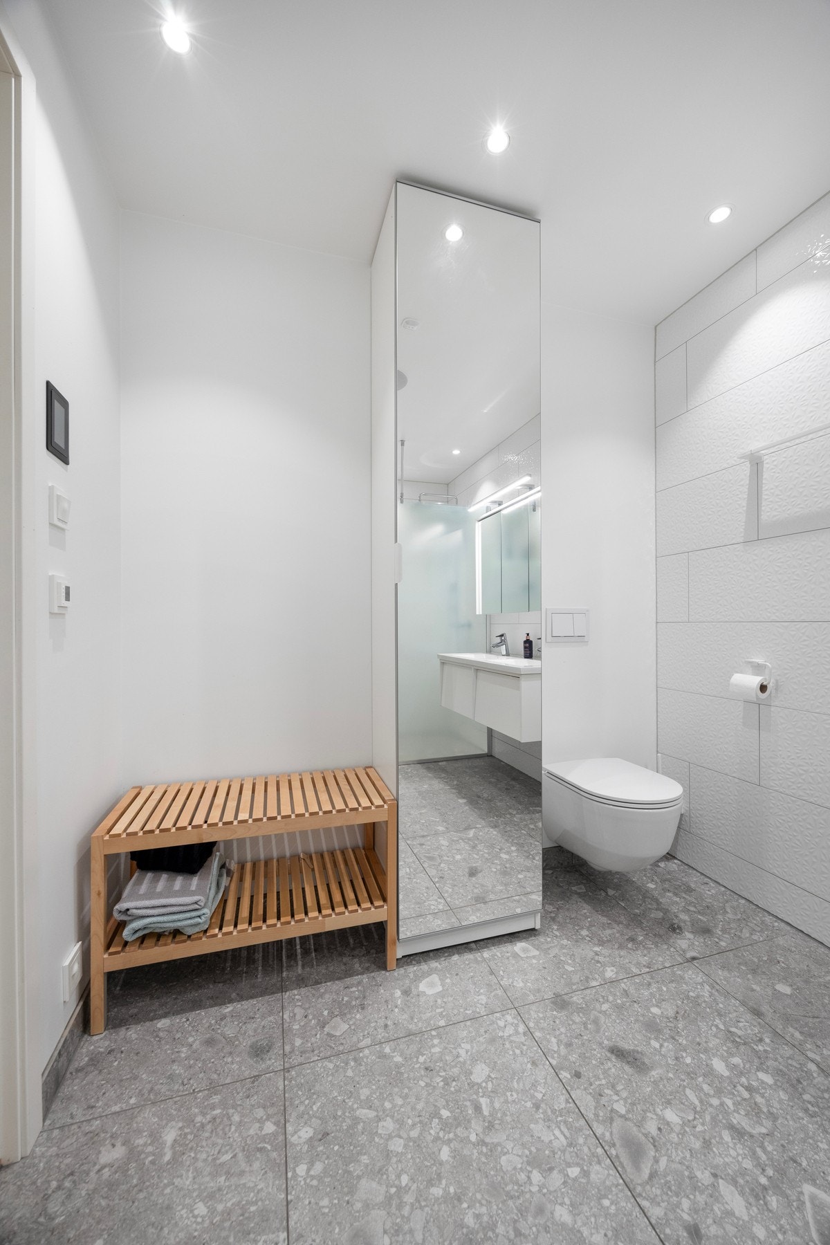 Utstyrt med servantskap med dobbel vask, toalett og dusjvegger Galleribilde