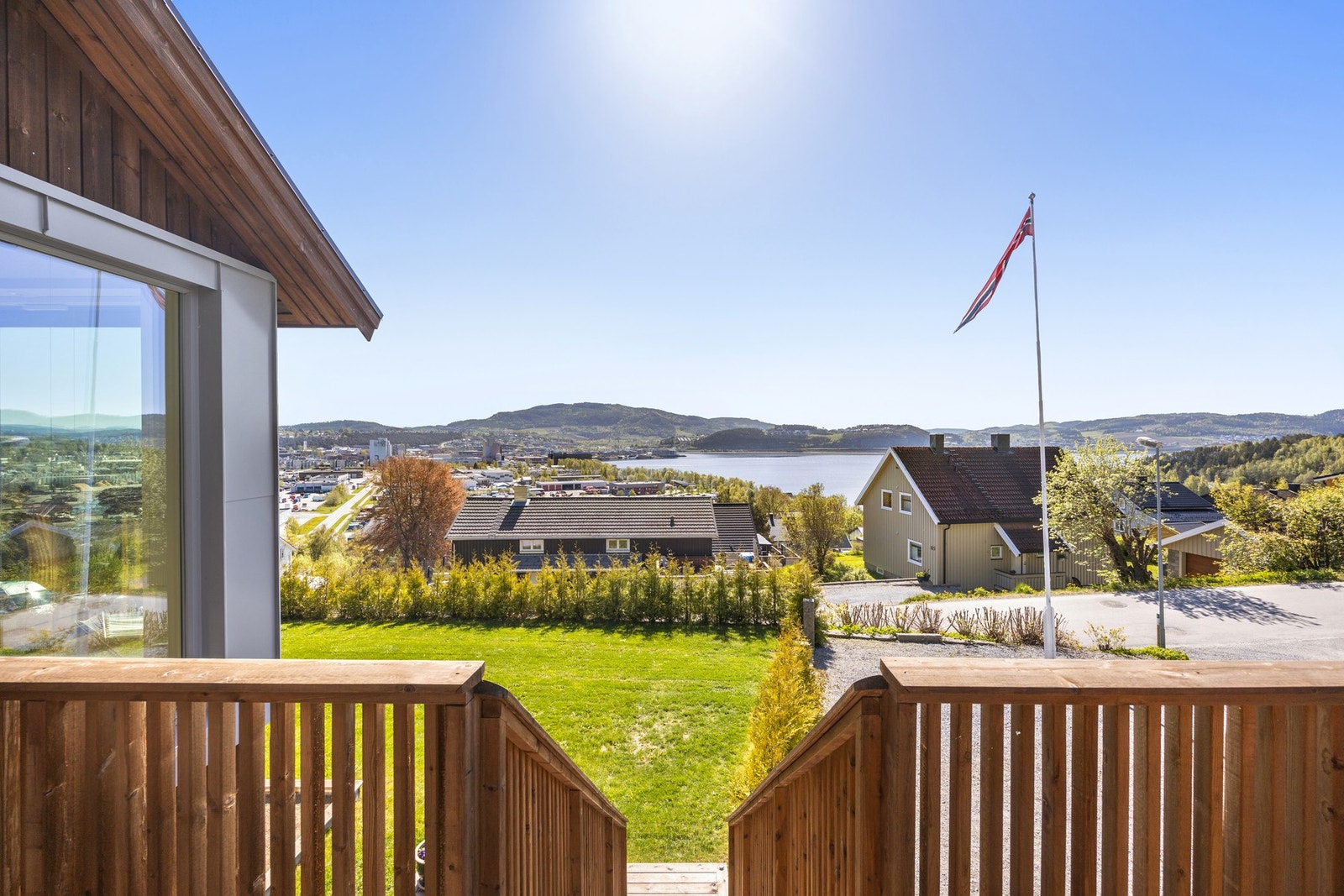 Trapp ned til pent opparbeidet hage Galleribilde