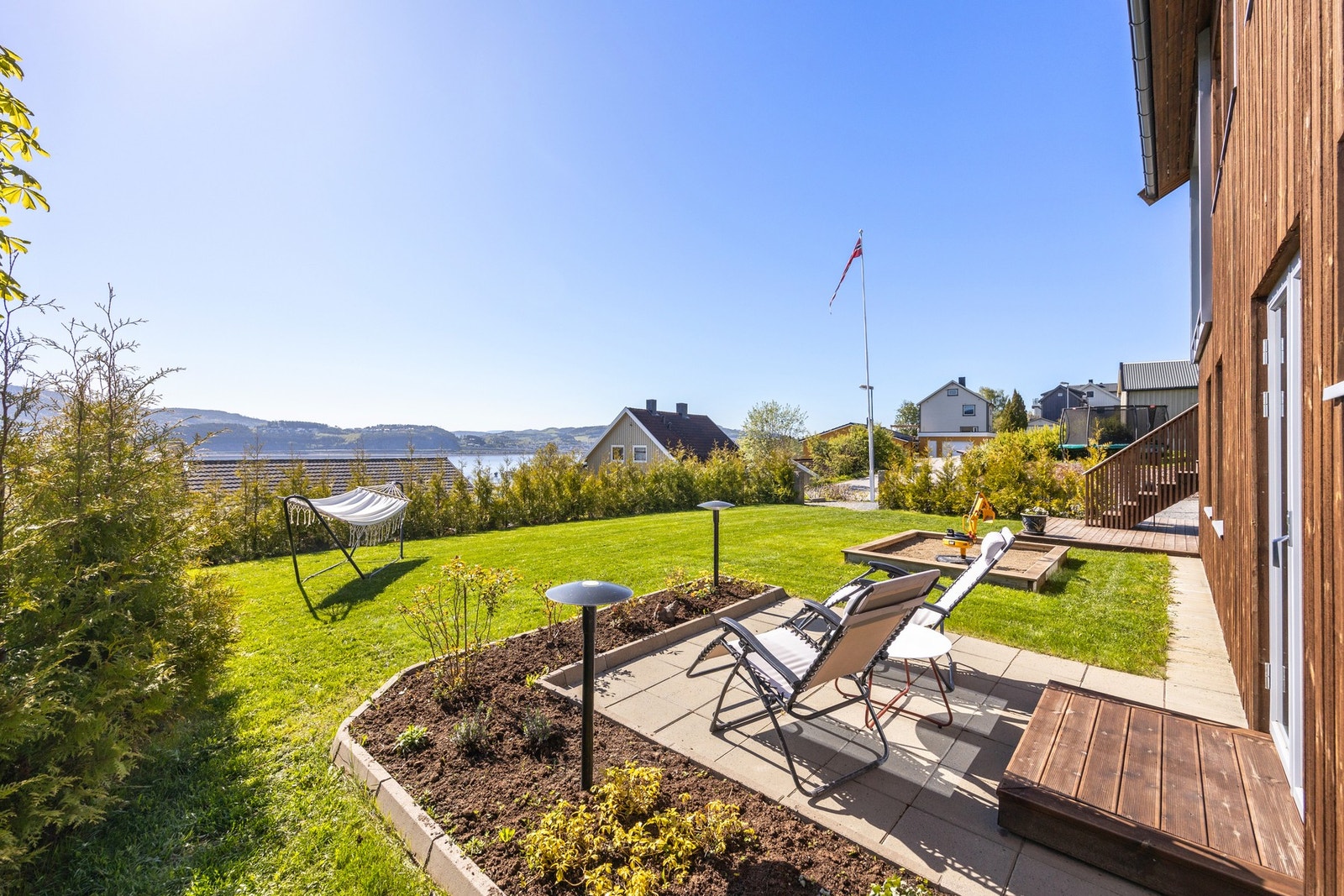 Her kan de voksne nyte varme sommerdager mens barna har mye boltreplass! Galleribilde