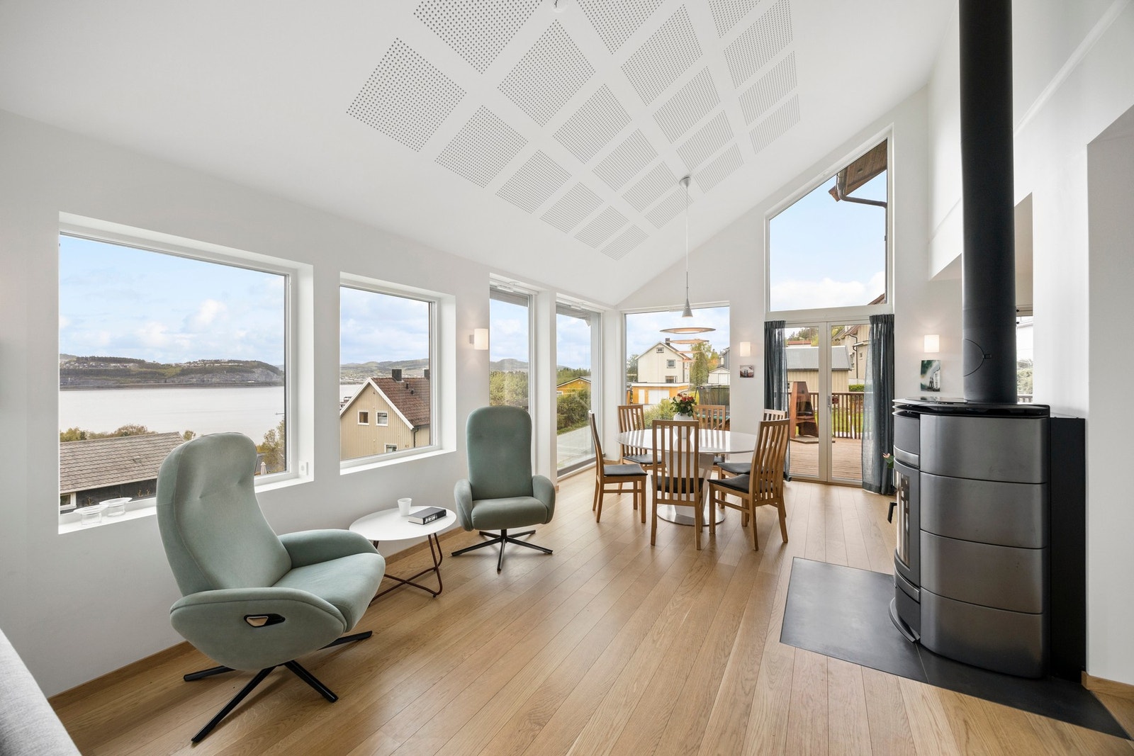 Generøs takhøyde og vindusflater gir stuen mye naturlig lys og et svært moderne inntrykk! Galleribilde