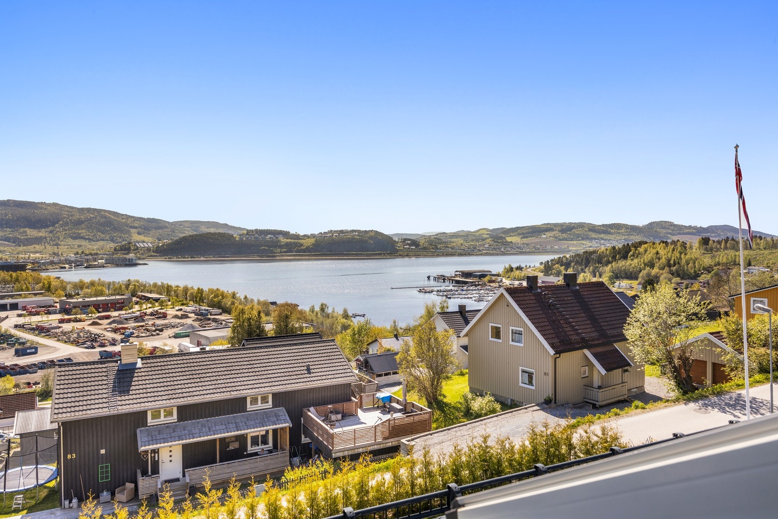 Nydelig utsikt over småbåthavna og sjøen! Galleribilde