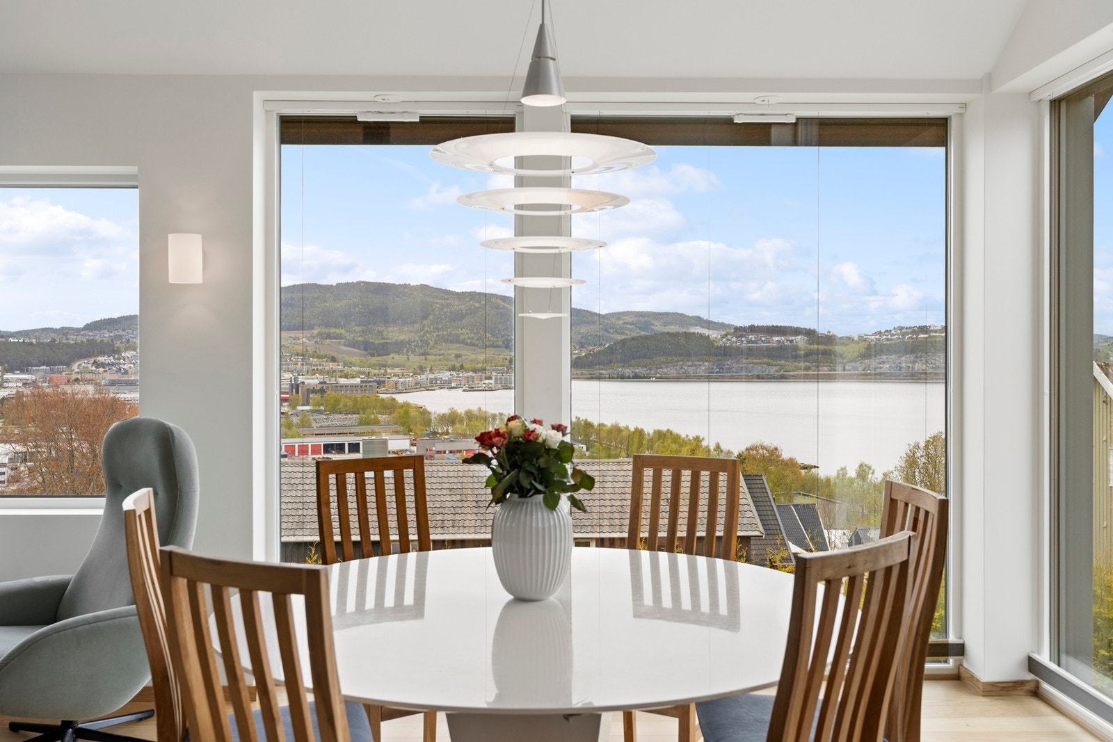 Boligen har en svært god standard med gjennomtenkte løsninger. Belysning og varme styres via KNX og Dali. Galleribilde