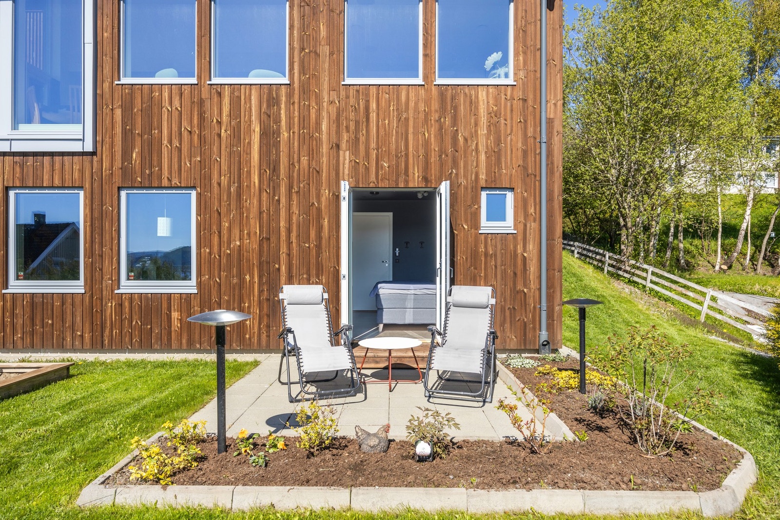 Her kan man rusle rett ut fra senga og slå seg ned i solstolen Galleribilde