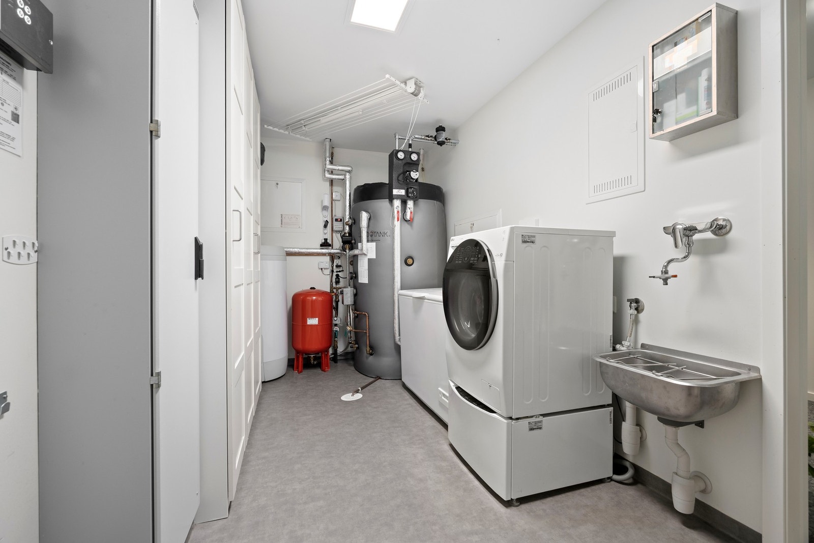 Utstyrt med utslagsvask, opplegg for vaskemaskin. Galleribilde