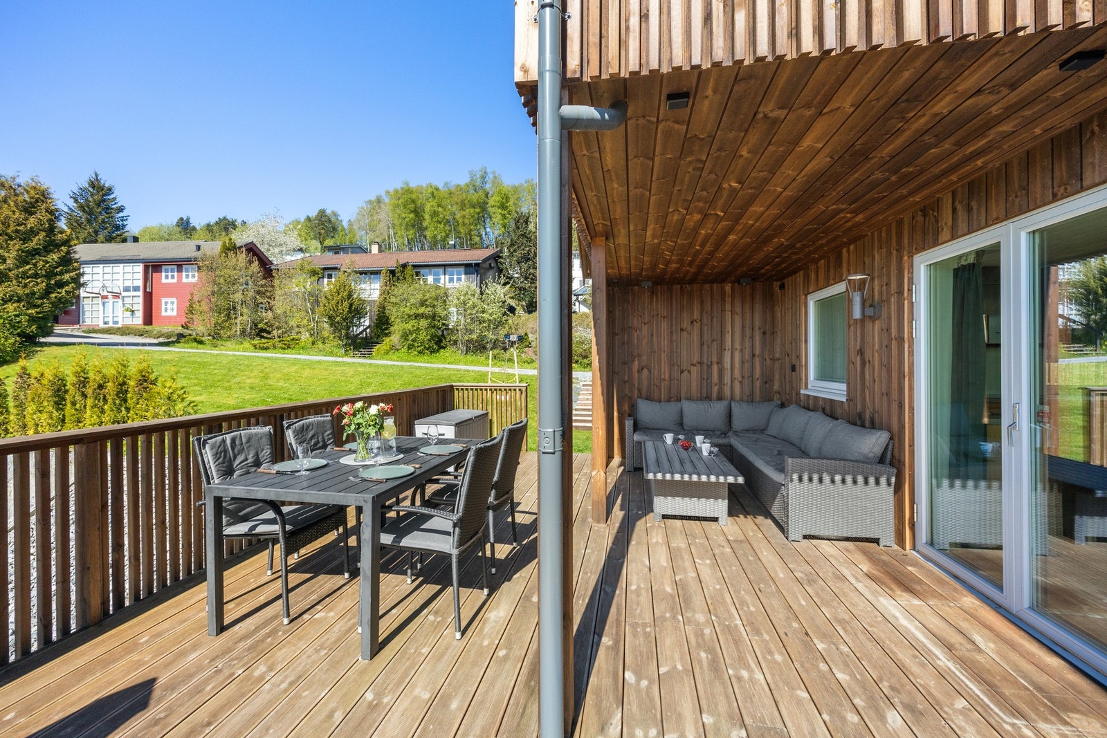 Det er god plass til å innrede med loungemøbler og spisegruppe Galleribilde