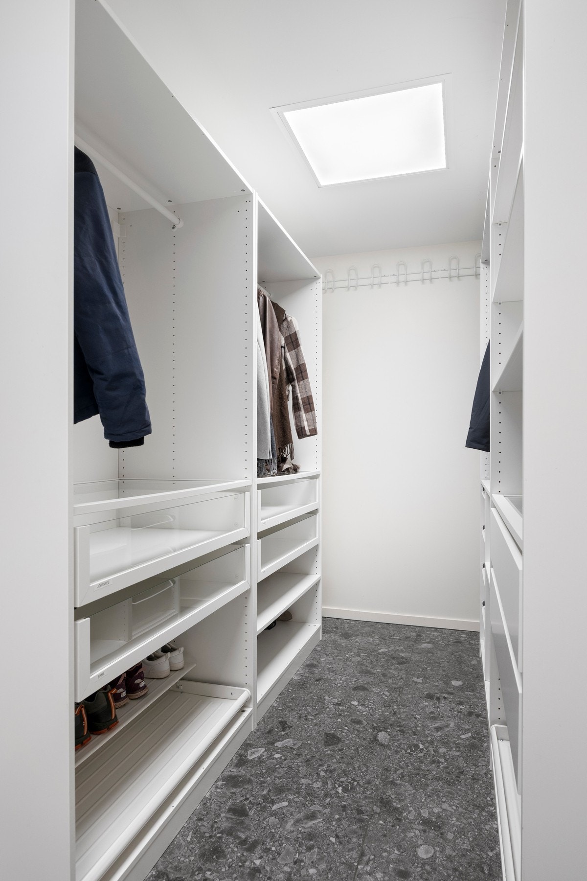 I entréen er det praktisk garderobeløsning Galleribilde