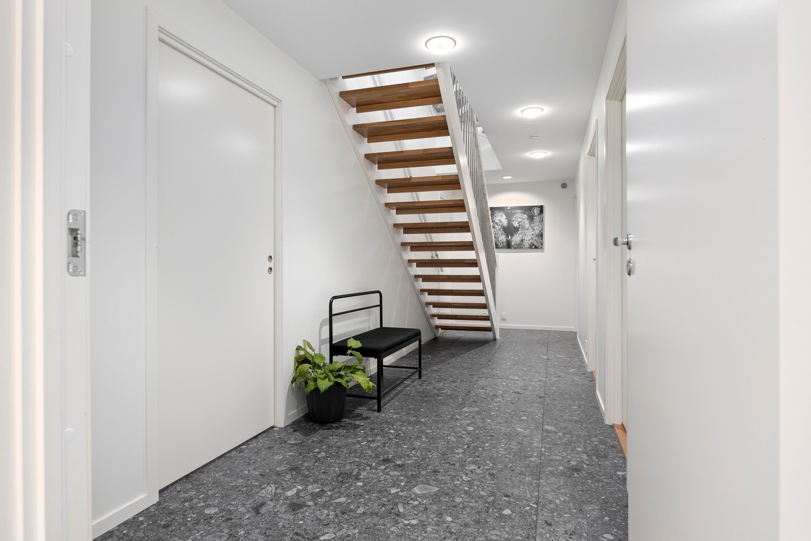 Trapp ned til 1. plan som er innredet med tre soverom, vaskerom, entré og bad med badstue. Galleribilde