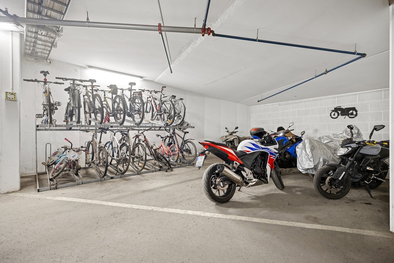 Sykkelparkering og gratis mc-parkering Galleribilde