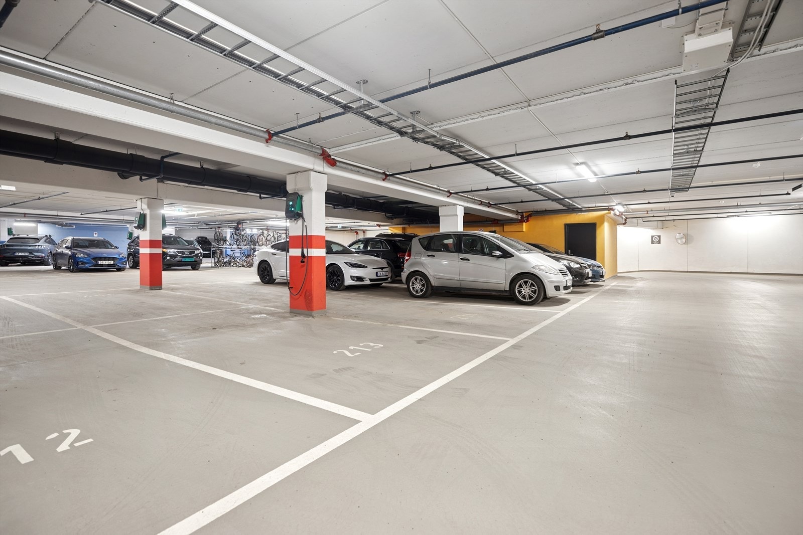 Garasjeplass finner du i kjelleren. Galleribilde