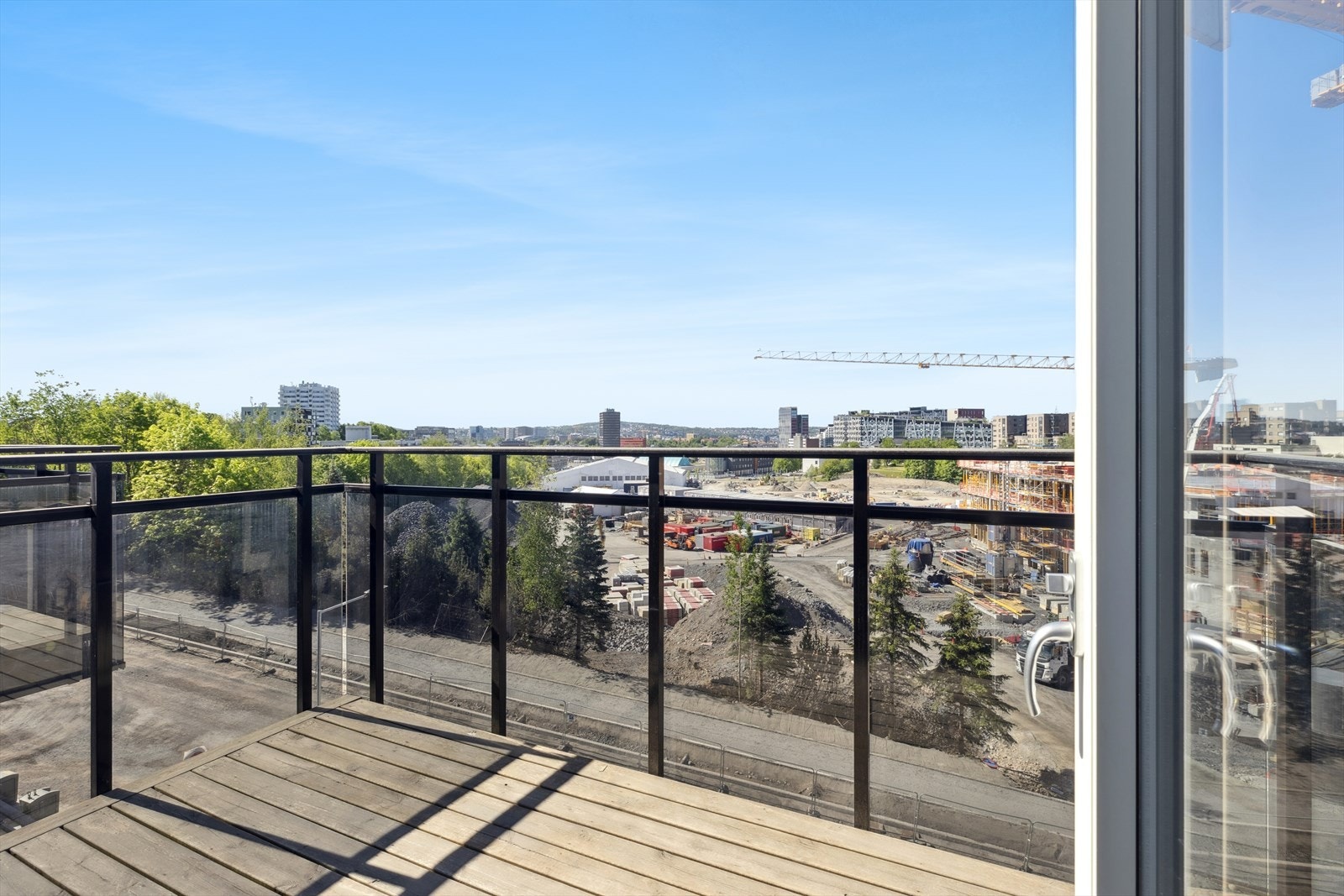 Fra stuen er det utgang til en romslig balkong med god plass til utemøblement. Galleribilde