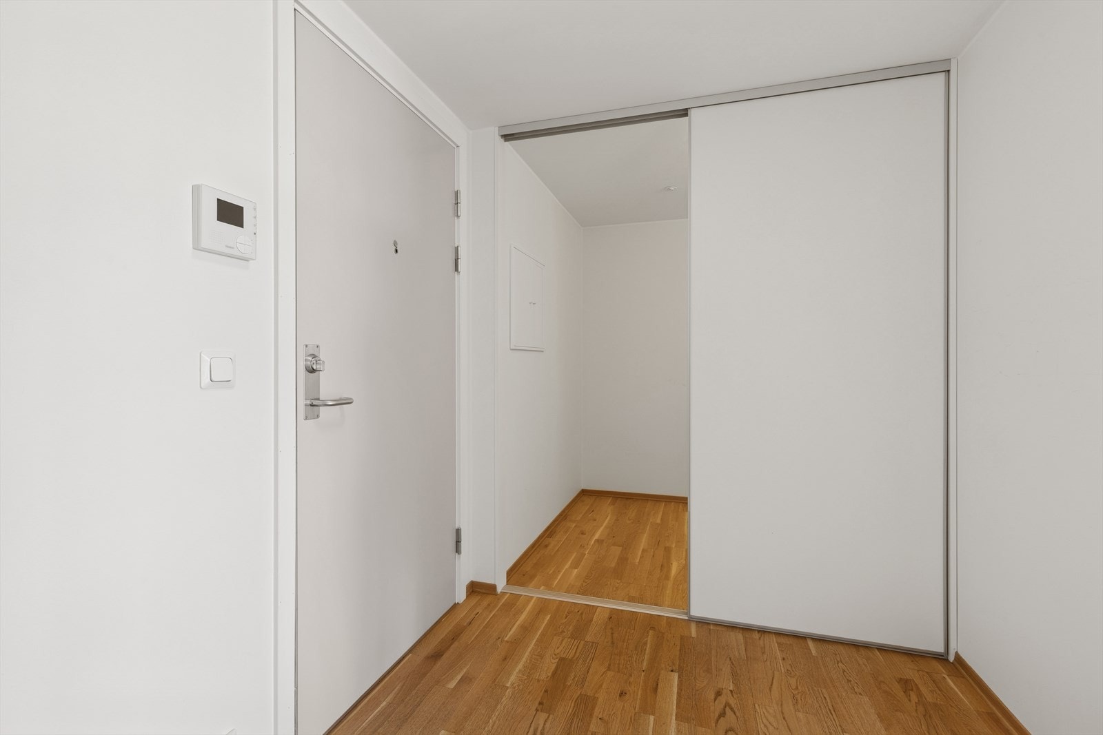 Luftig og stor entree, med naturlig lys. Galleribilde