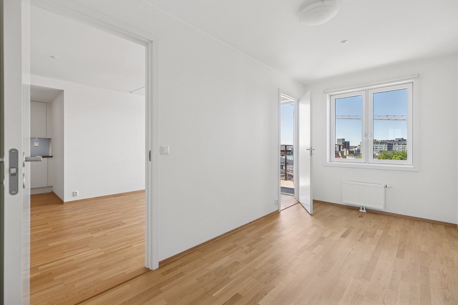 Lyst og romslig hovedsoverom med god plass til dobbeltseng. Galleribilde