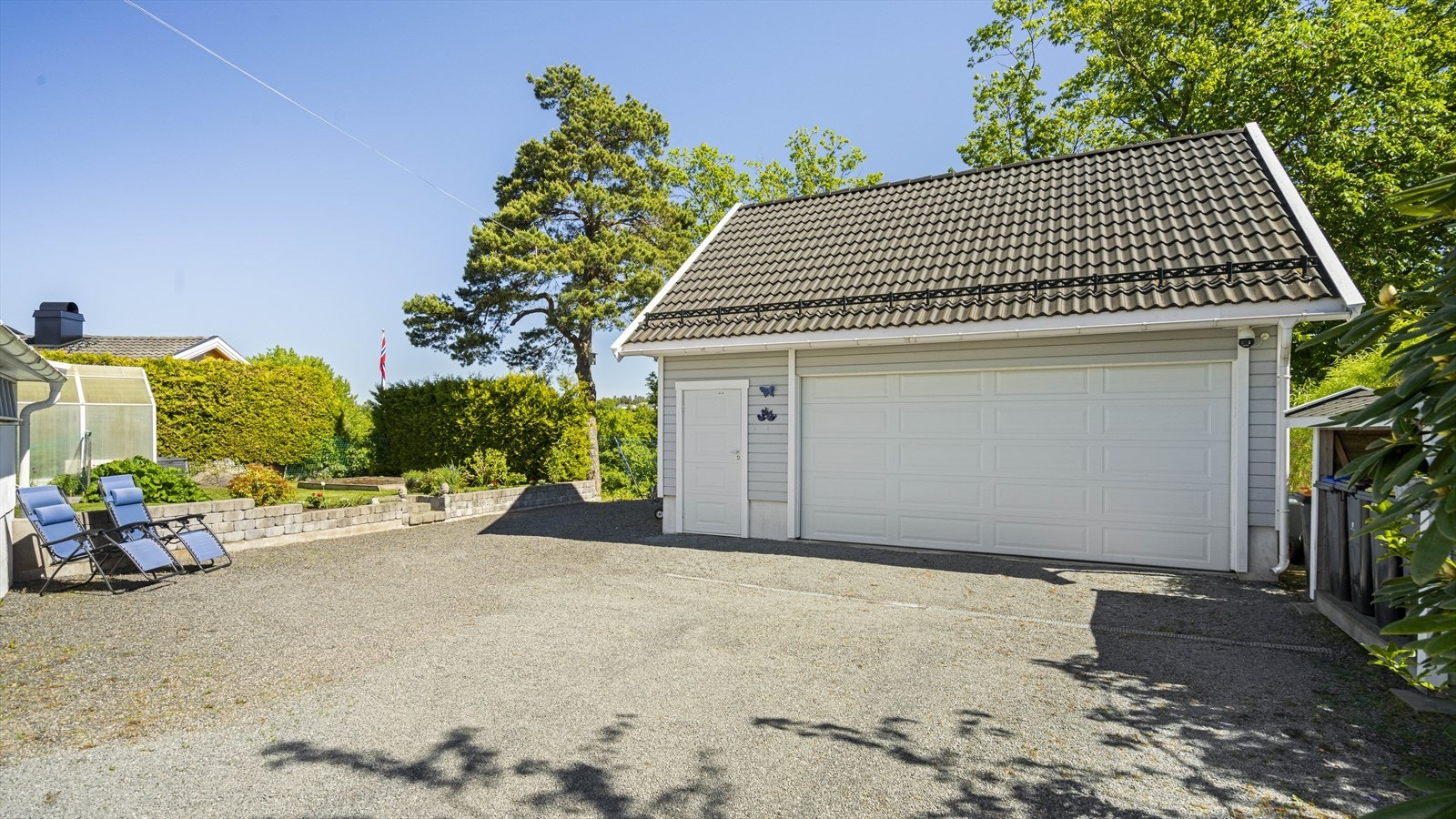 Stor dobbel garasje med loft Galleribilde