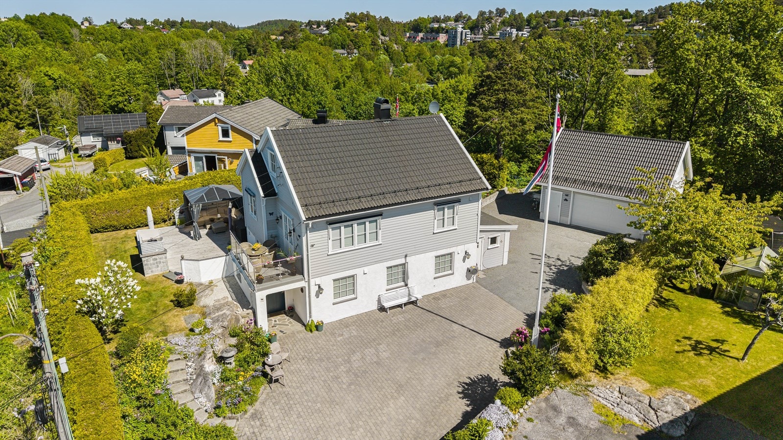 Even Guttormsen i Nordvik presenterer Hasselåsen - Sentrumsnær enebolig - Barnevennlig - dobbelgarasje med loft Galleribilde