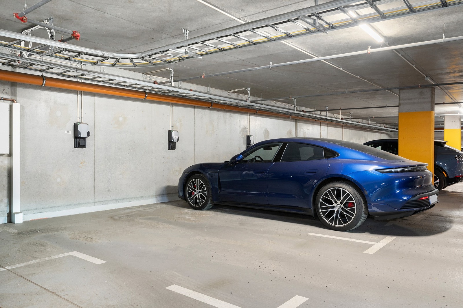 Leiligheten har 2 garasjeplasser med elbillader i felles garasjeannlegg Galleribilde