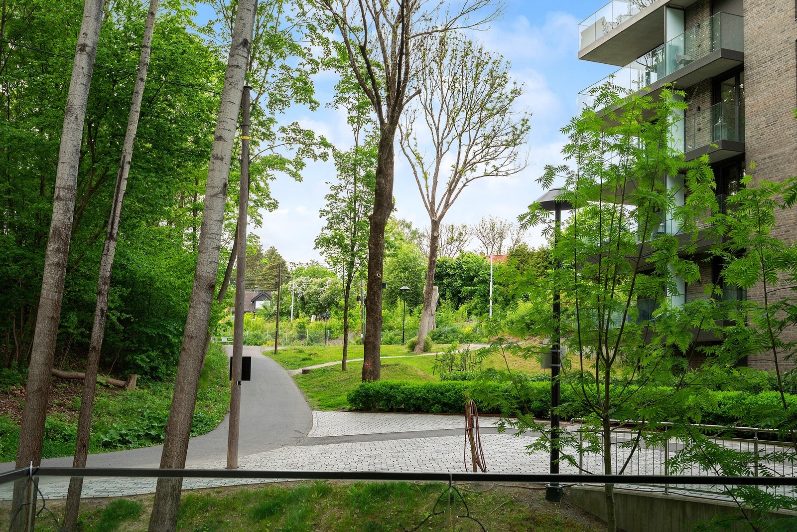 Sameiet har svært flotte grøntområder som kan benyttes og nytes av beboerne Galleribilde