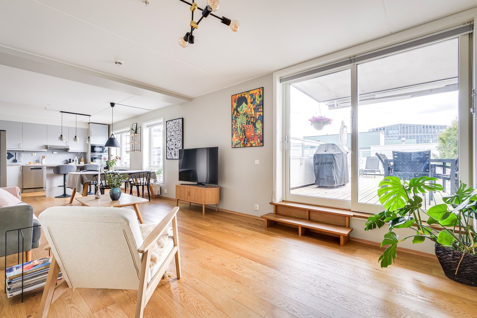 Store vindusflater gir rikelig med naturlig lysinnslipp, og bidrar til å skape en luftig romfølelse. Galleribilde