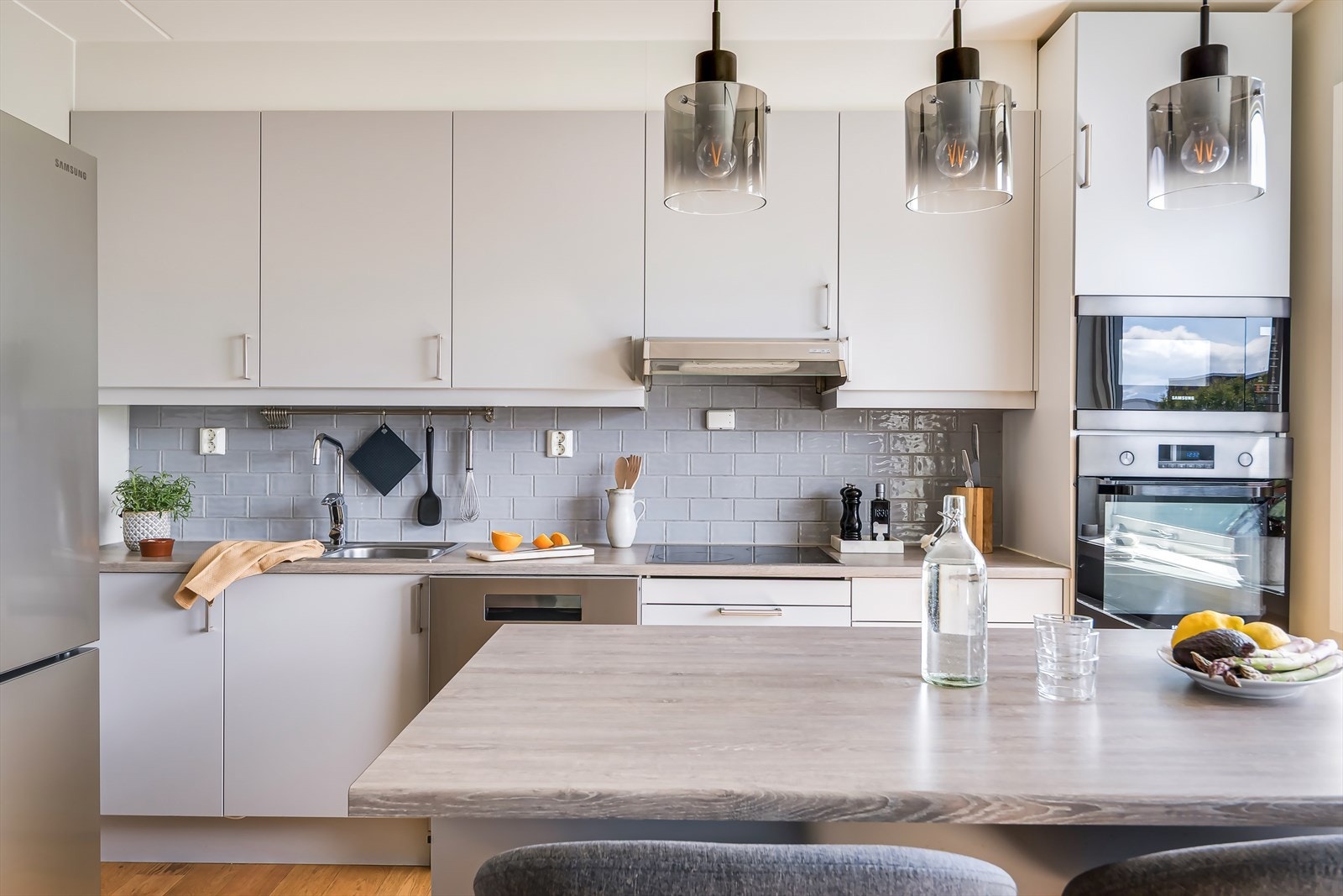 Det er godt med skapplass, og en kjøkkenøy med sitteplass. Galleribilde