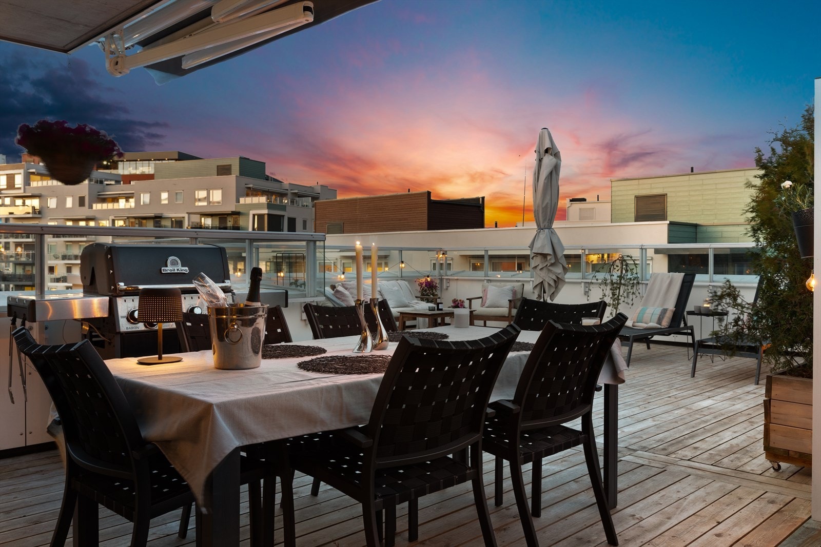 Terrassen har god plass til sittegruppe, spisebord, solsenger og grill. Galleribilde